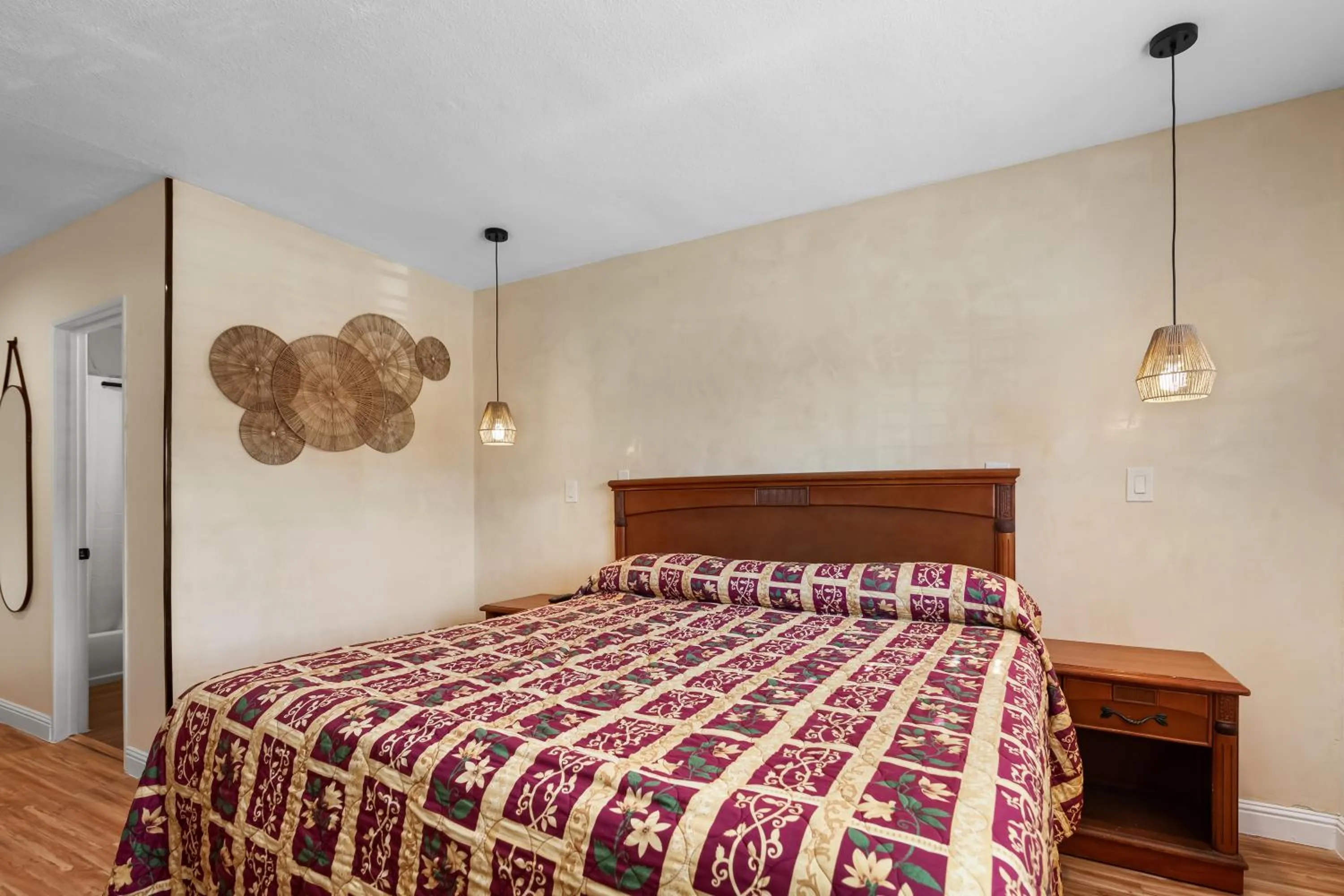 Photo of the whole room, Bed in Beverly Inn