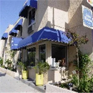 Facade/entrance in Beverly Inn