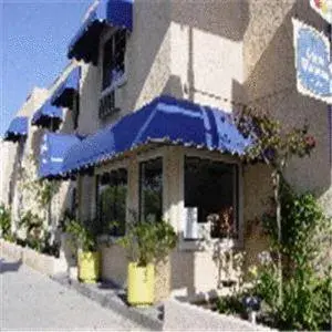 Facade/entrance in Beverly Inn Facade/entrance in Beverly Inn