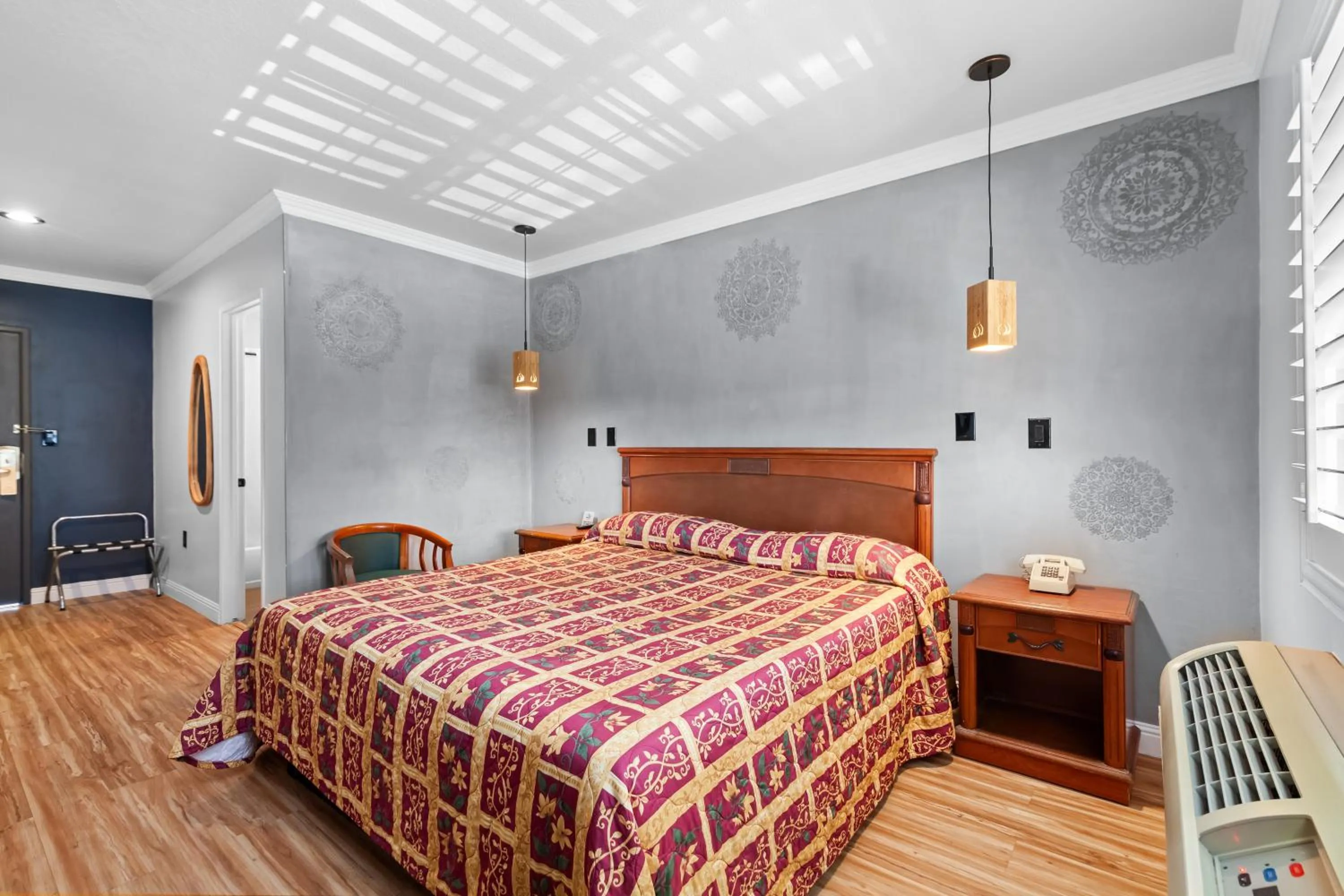 Photo of the whole room, Bed in Beverly Inn