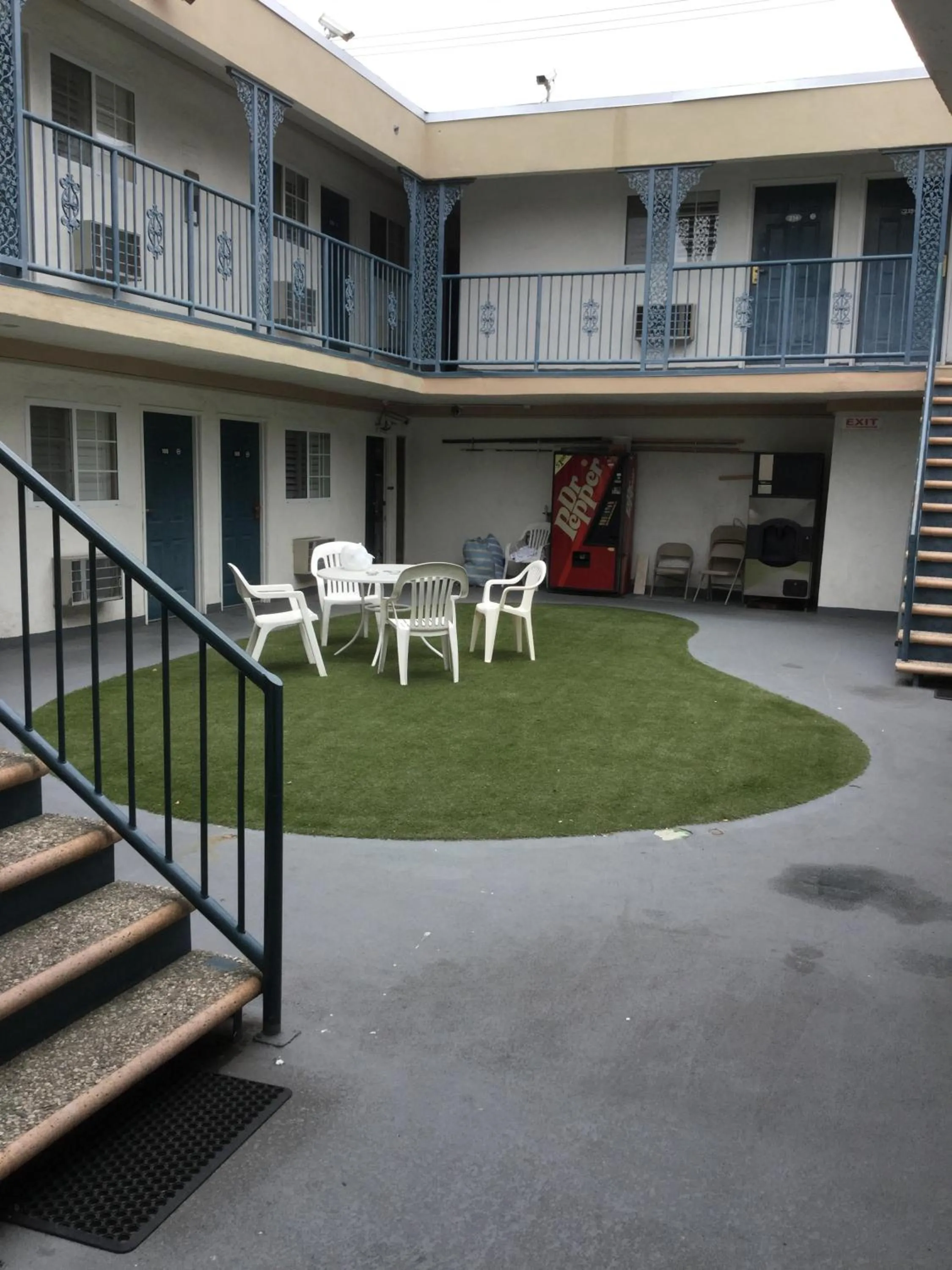 Patio in Beverly Inn