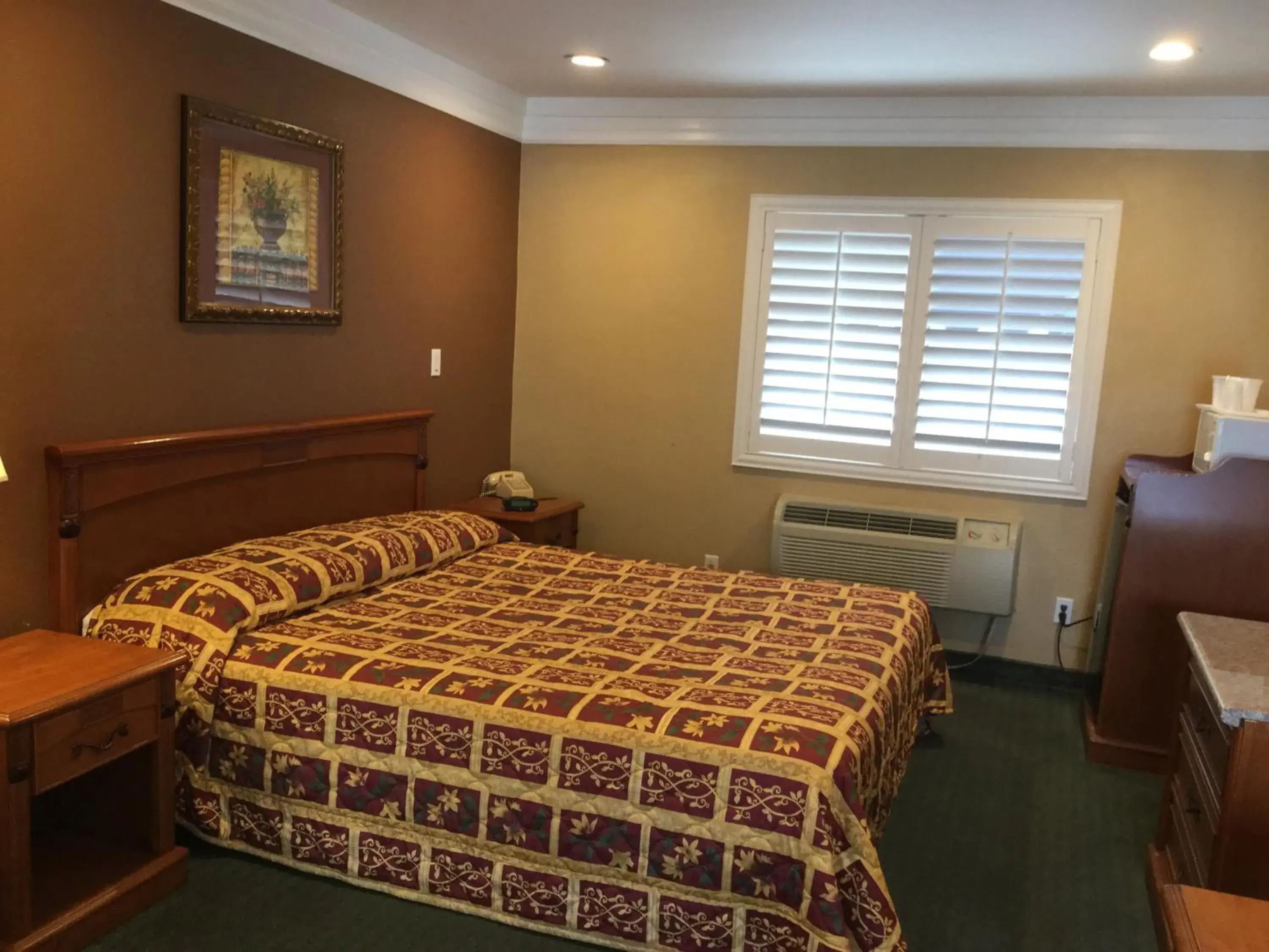 Day, Bed in Beverly Inn Day, Bed in Beverly Inn