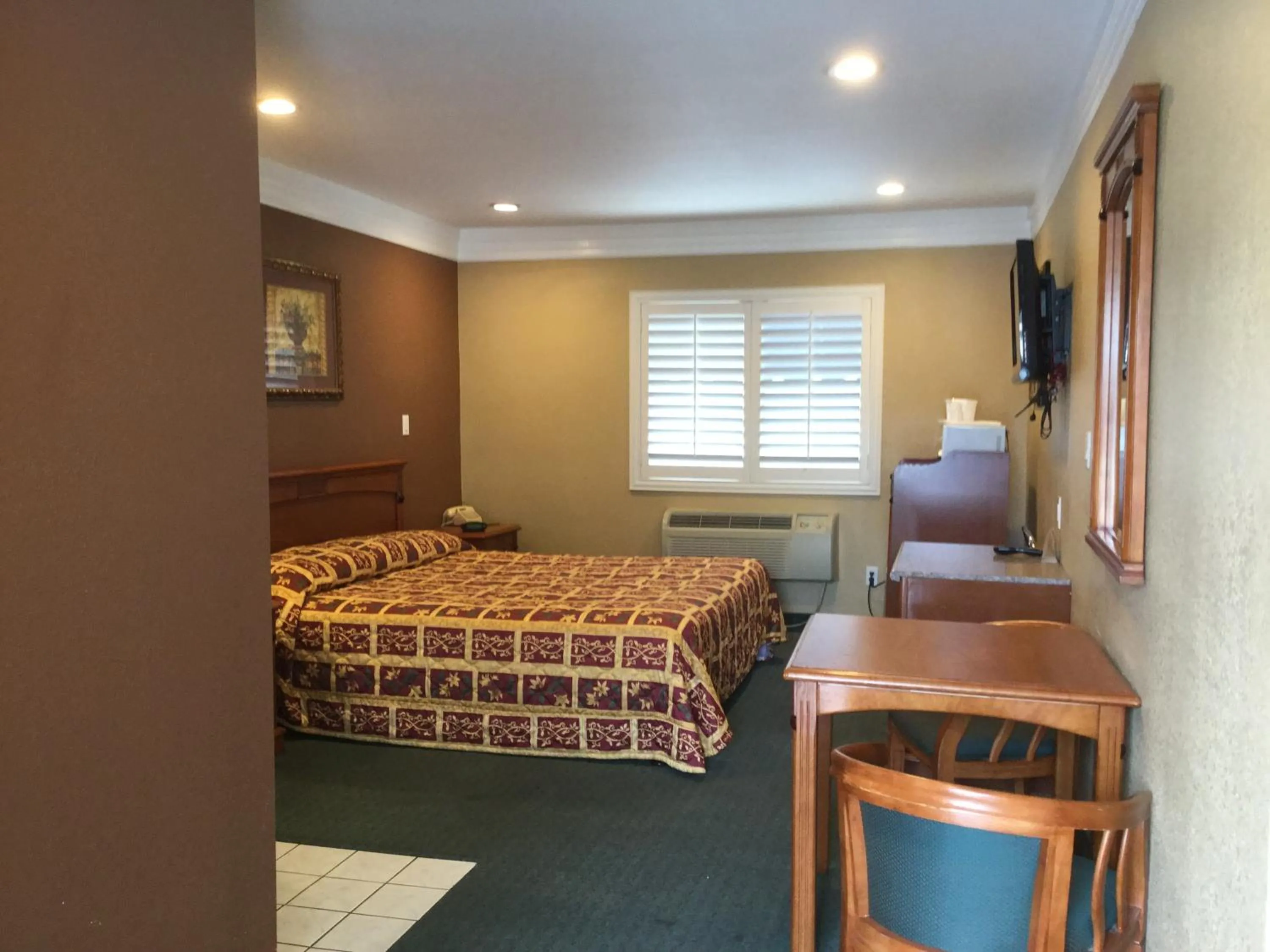 Day, Bed in Beverly Inn