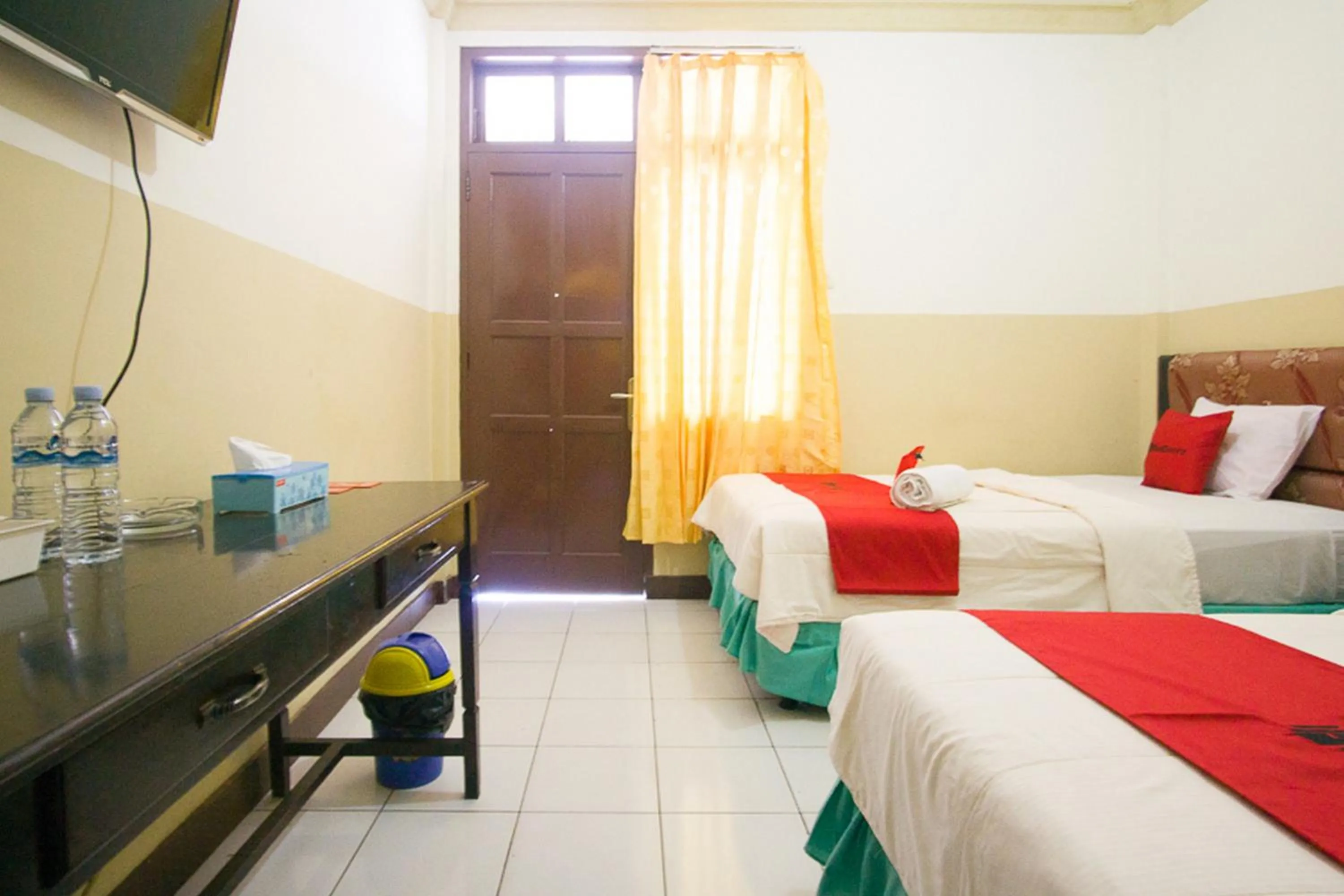 Photo of the whole room, Bed in RedDoorz plus near Pelabuhan Bitung