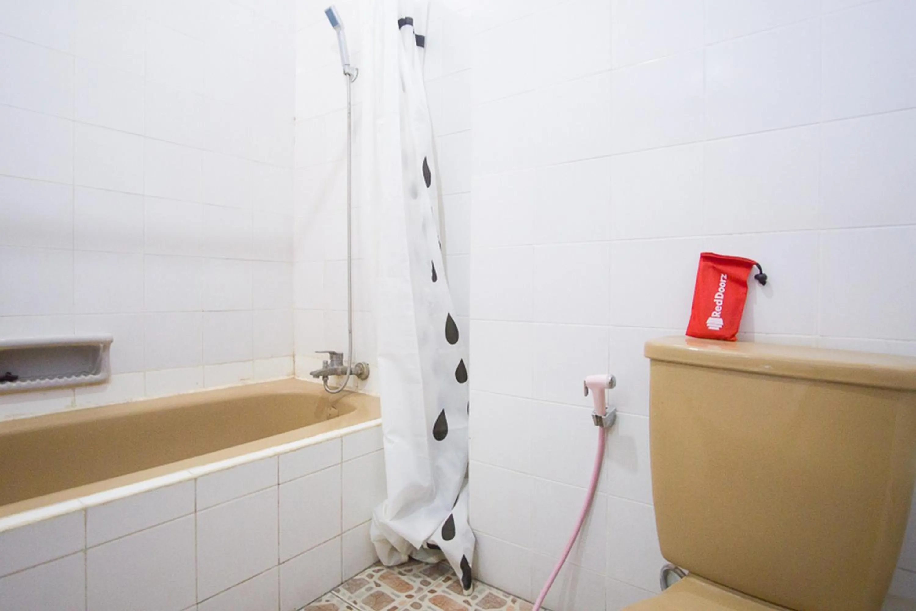 Bathroom in RedDoorz plus near Pelabuhan Bitung