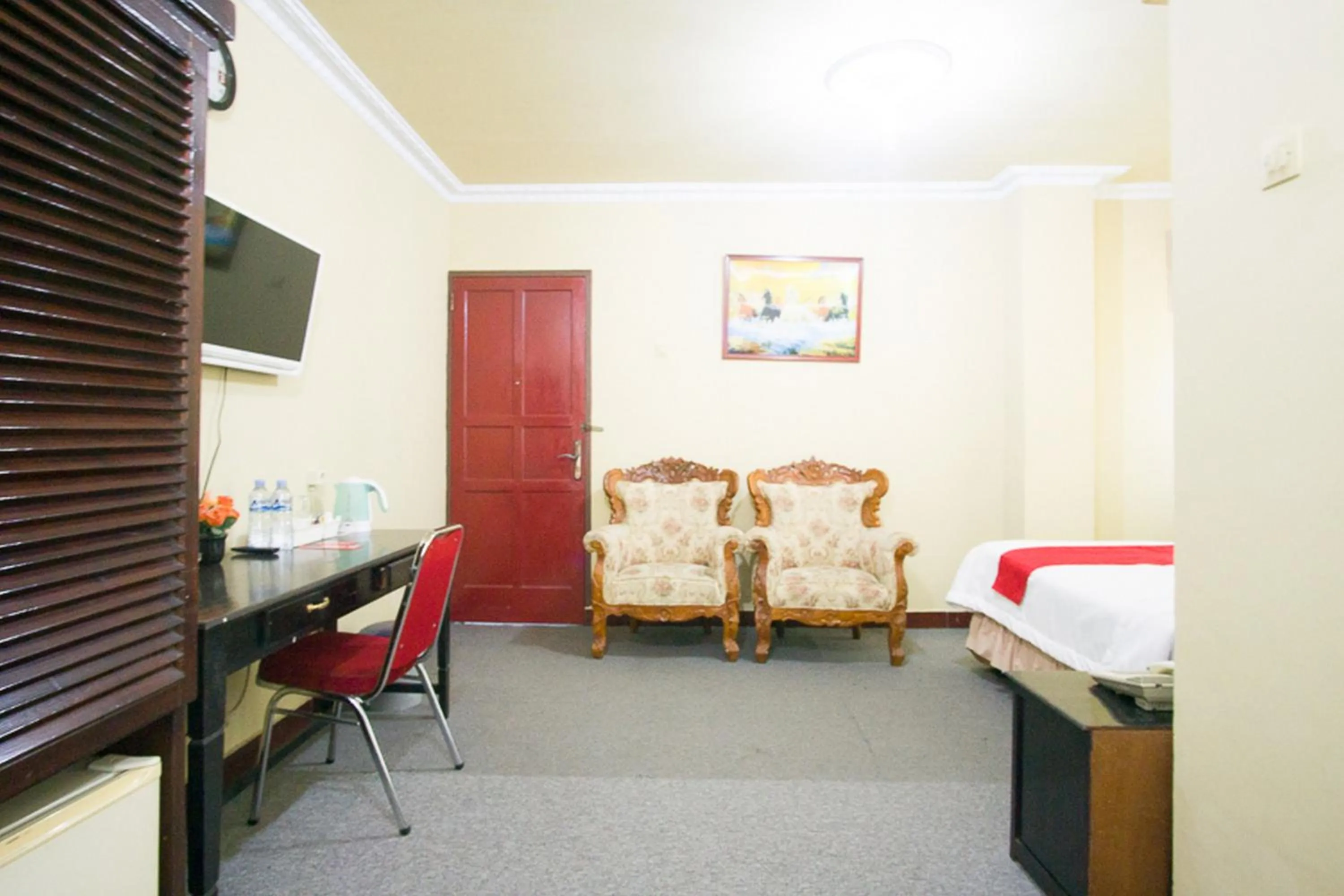 Living room, Bed in RedDoorz plus near Pelabuhan Bitung