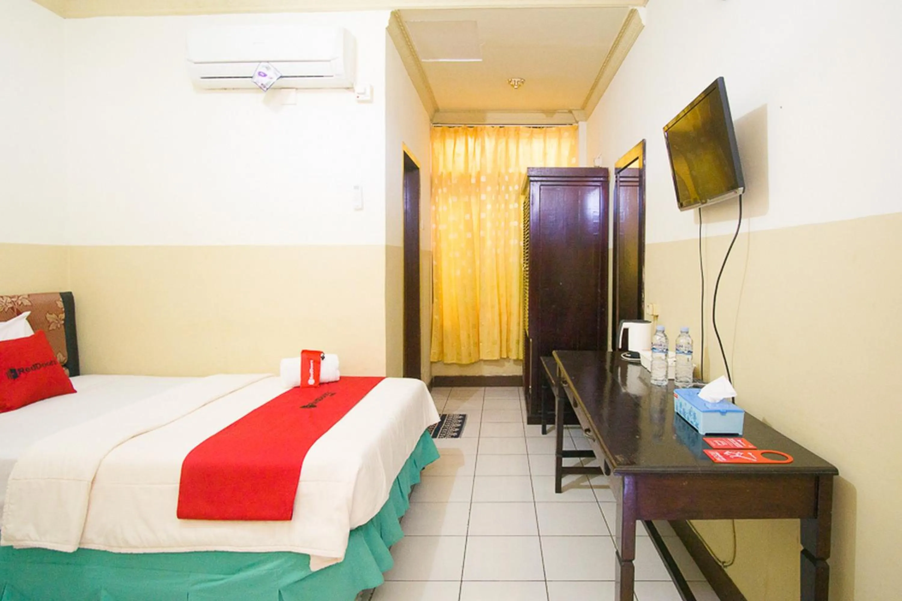 Bedroom, Bed in RedDoorz plus near Pelabuhan Bitung