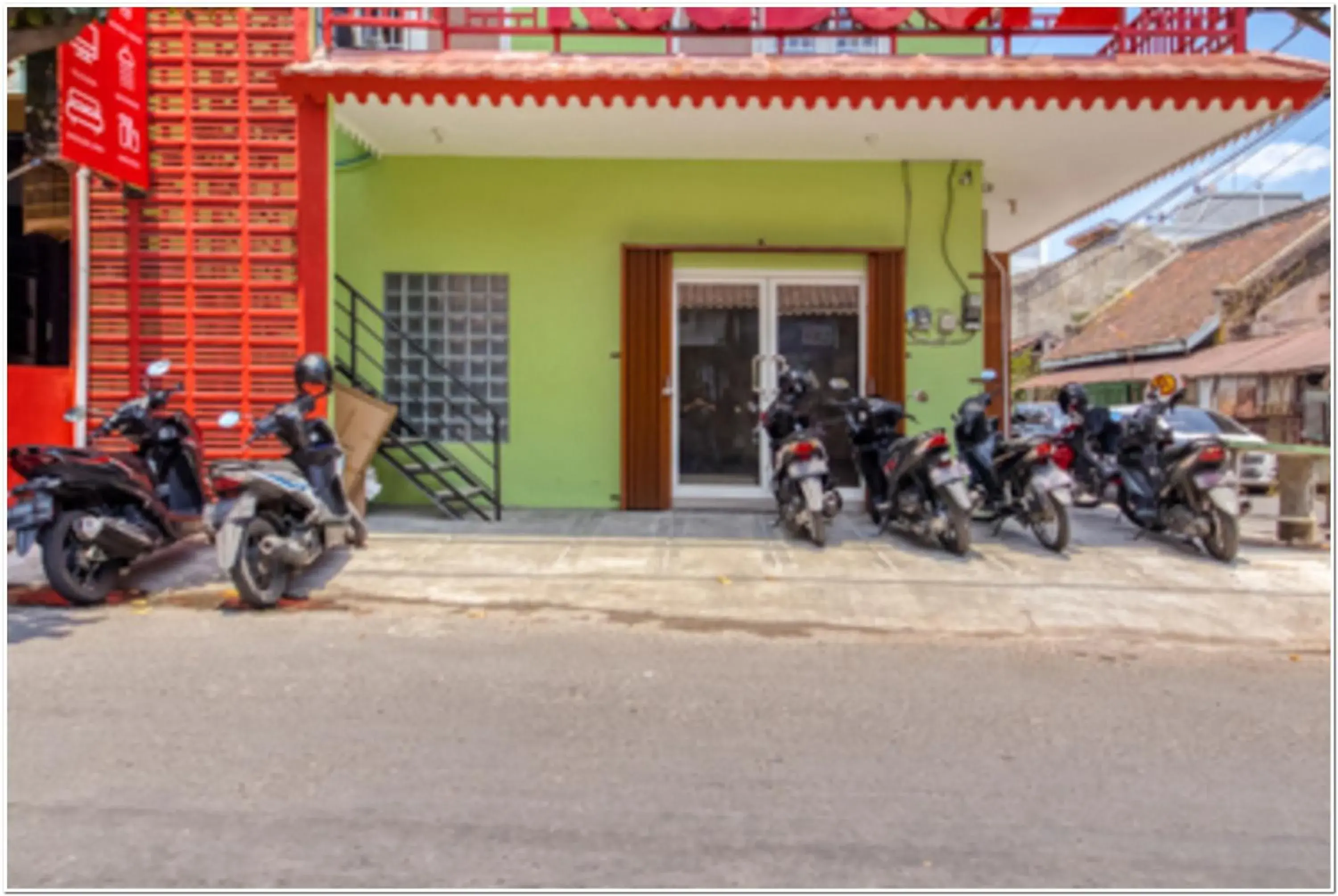 Facade/entrance in RedDoorz near Ramai Mall Malioboro Facade/entrance in RedDoorz near Ramai Mall Malioboro