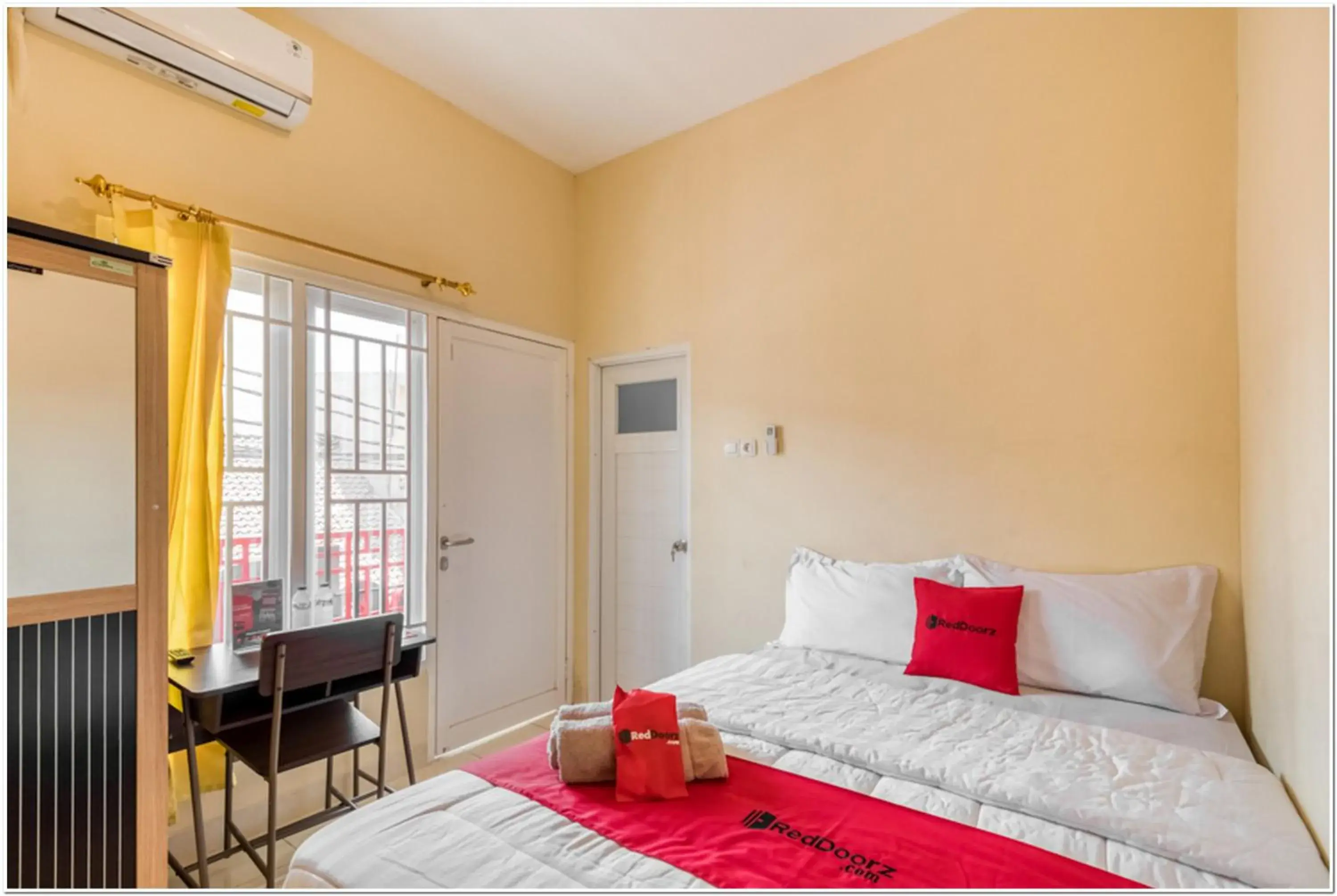 Standard Double Room in RedDoorz near Ramai Mall Malioboro Standard Double Room in RedDoorz near Ramai Mall Malioboro