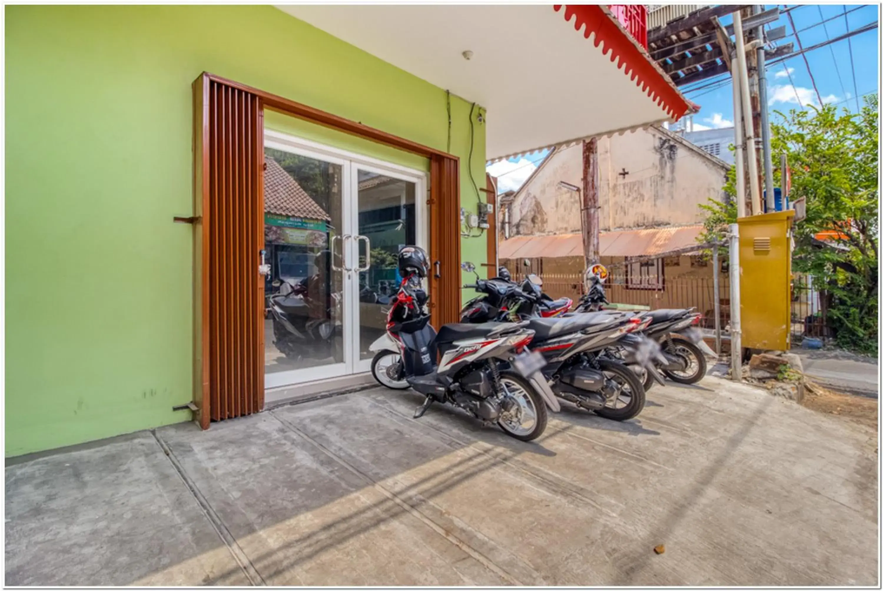 Facade/entrance in RedDoorz near Ramai Mall Malioboro Facade/entrance in RedDoorz near Ramai Mall Malioboro