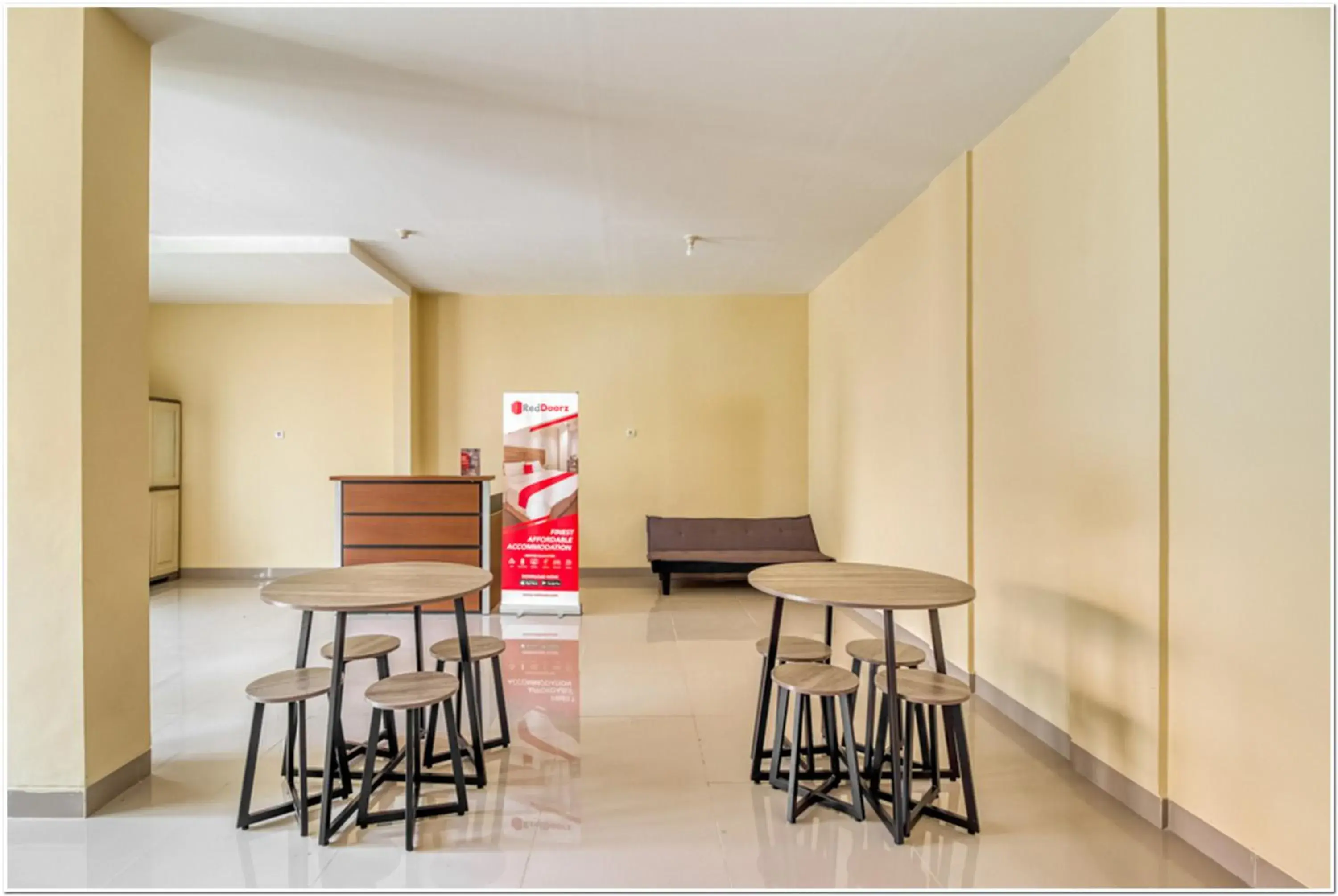 Living room in RedDoorz near Ramai Mall Malioboro Living room in RedDoorz near Ramai Mall Malioboro