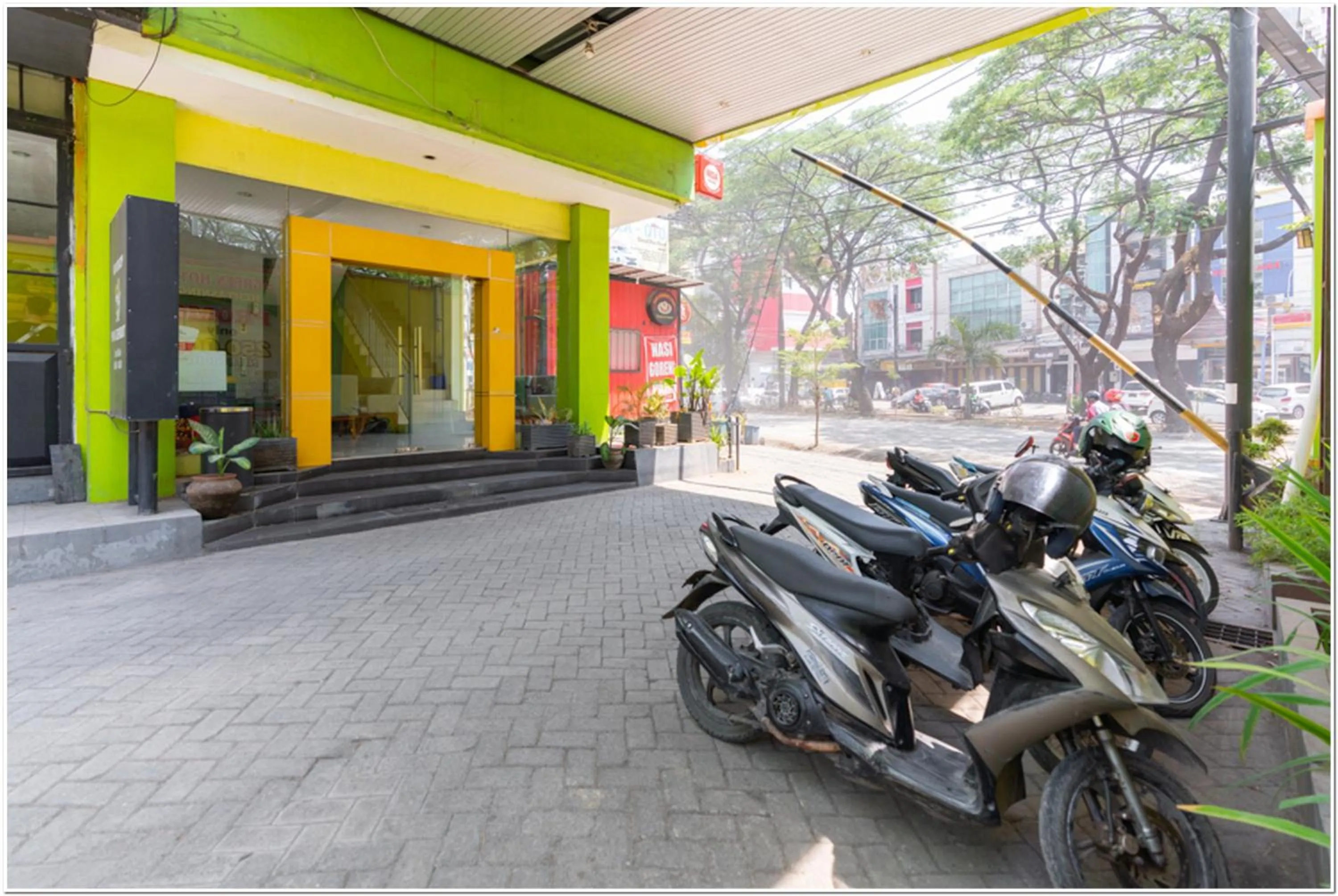 Facade/entrance in RedDoorz Plus at Hertasning Area Makassar