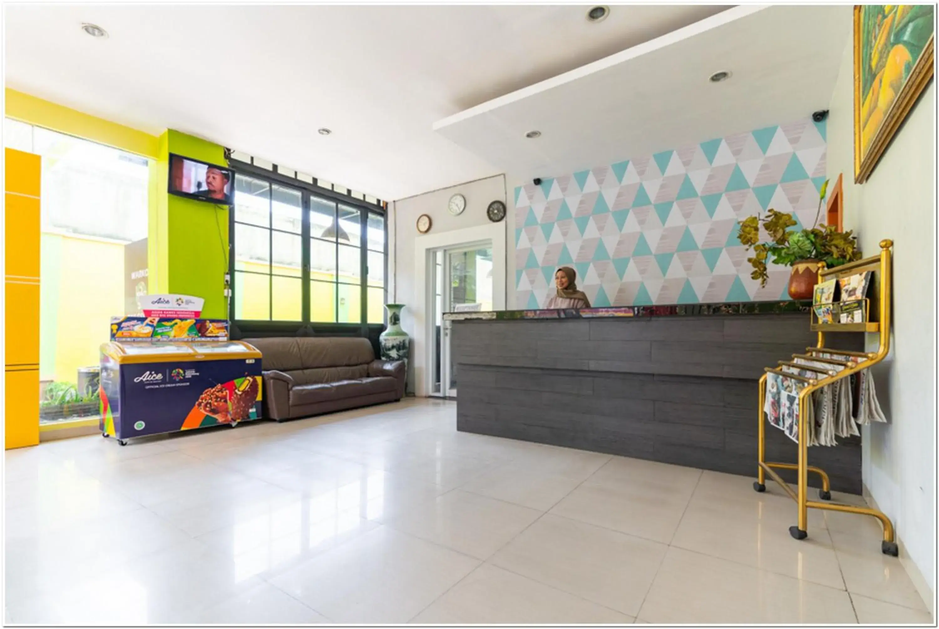 Lobby or reception in RedDoorz Plus at Hertasning Area Makassar Lobby or reception in RedDoorz Plus at Hertasning Area Makassar