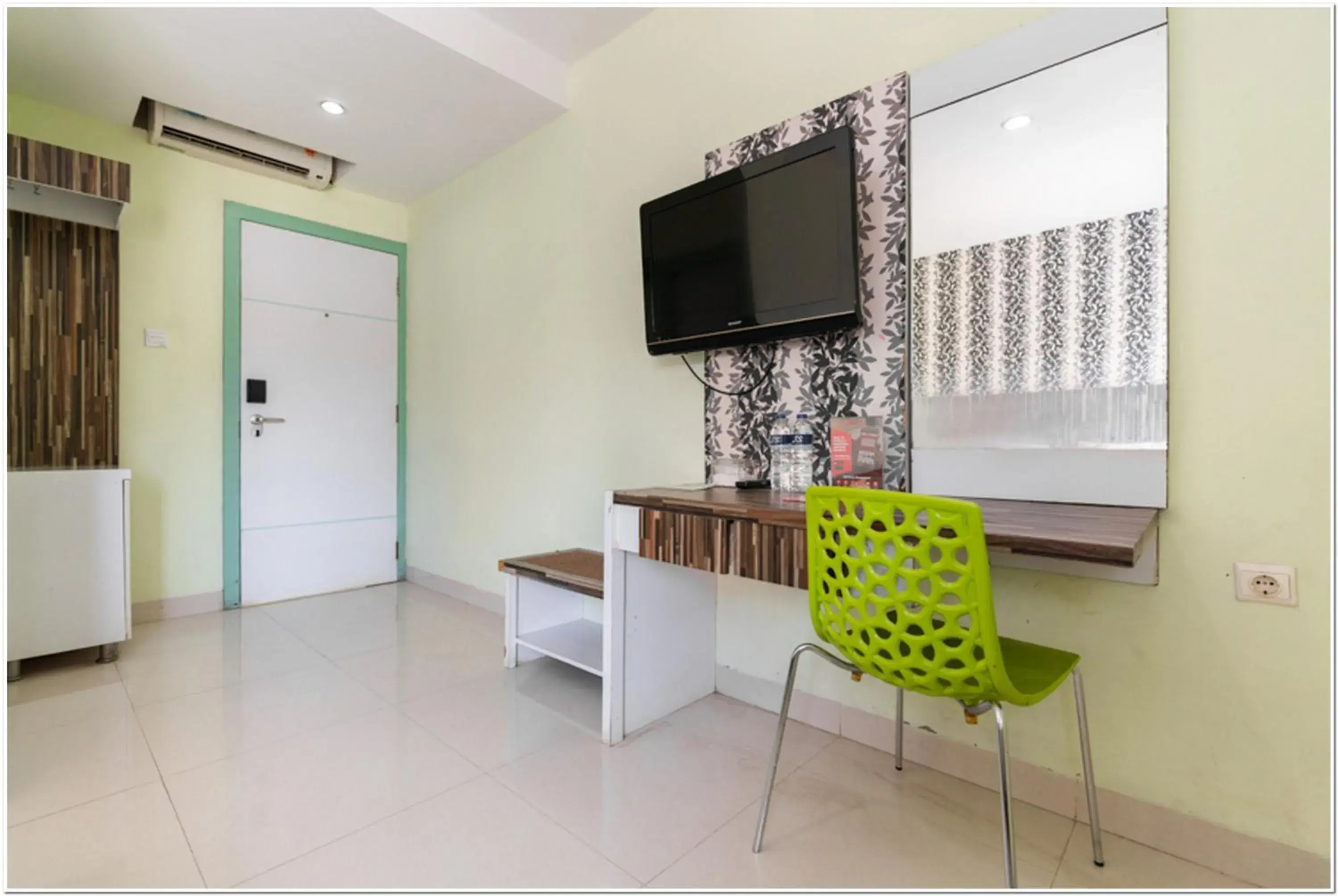 Bedroom in RedDoorz Plus at Hertasning Area Makassar Bedroom in RedDoorz Plus at Hertasning Area Makassar