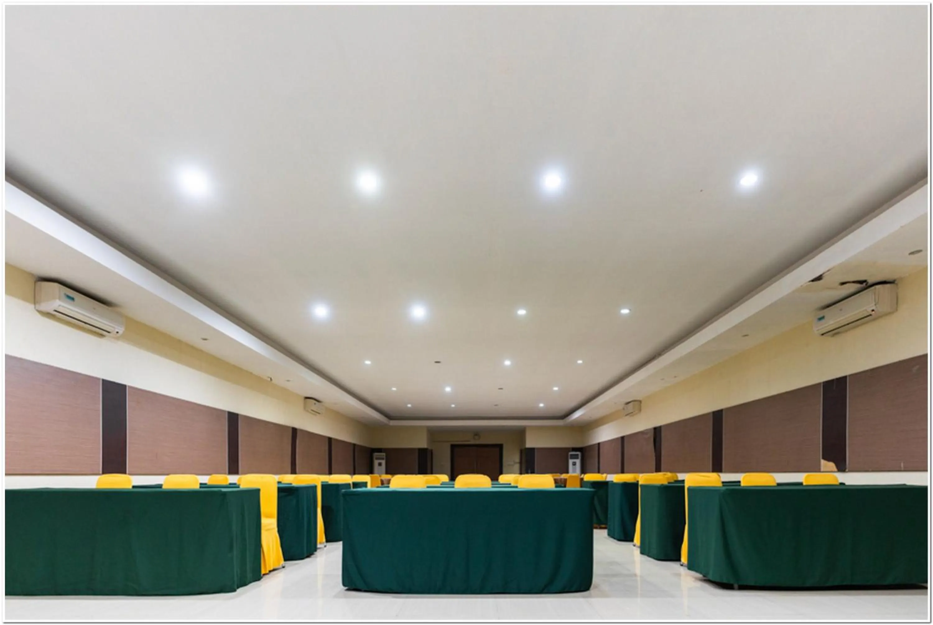 Meeting/conference room in RedDoorz Plus at Hertasning Area Makassar