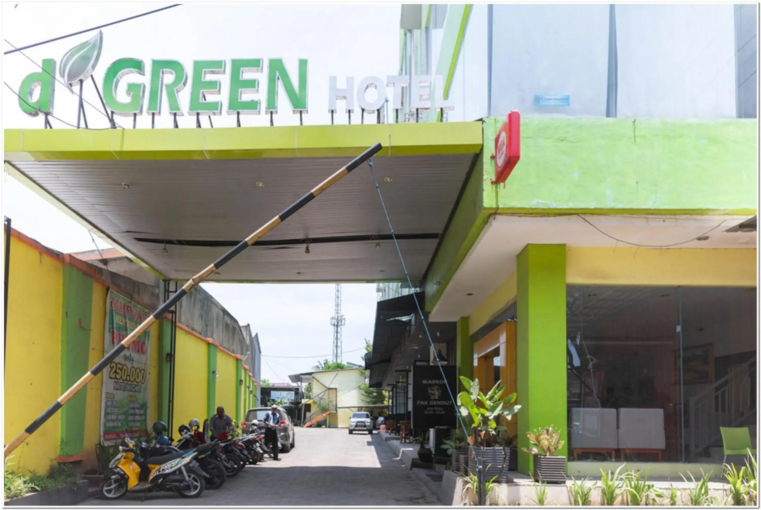 Facade/entrance in RedDoorz Plus at Hertasning Area Makassar Facade/entrance in RedDoorz Plus at Hertasning Area Makassar