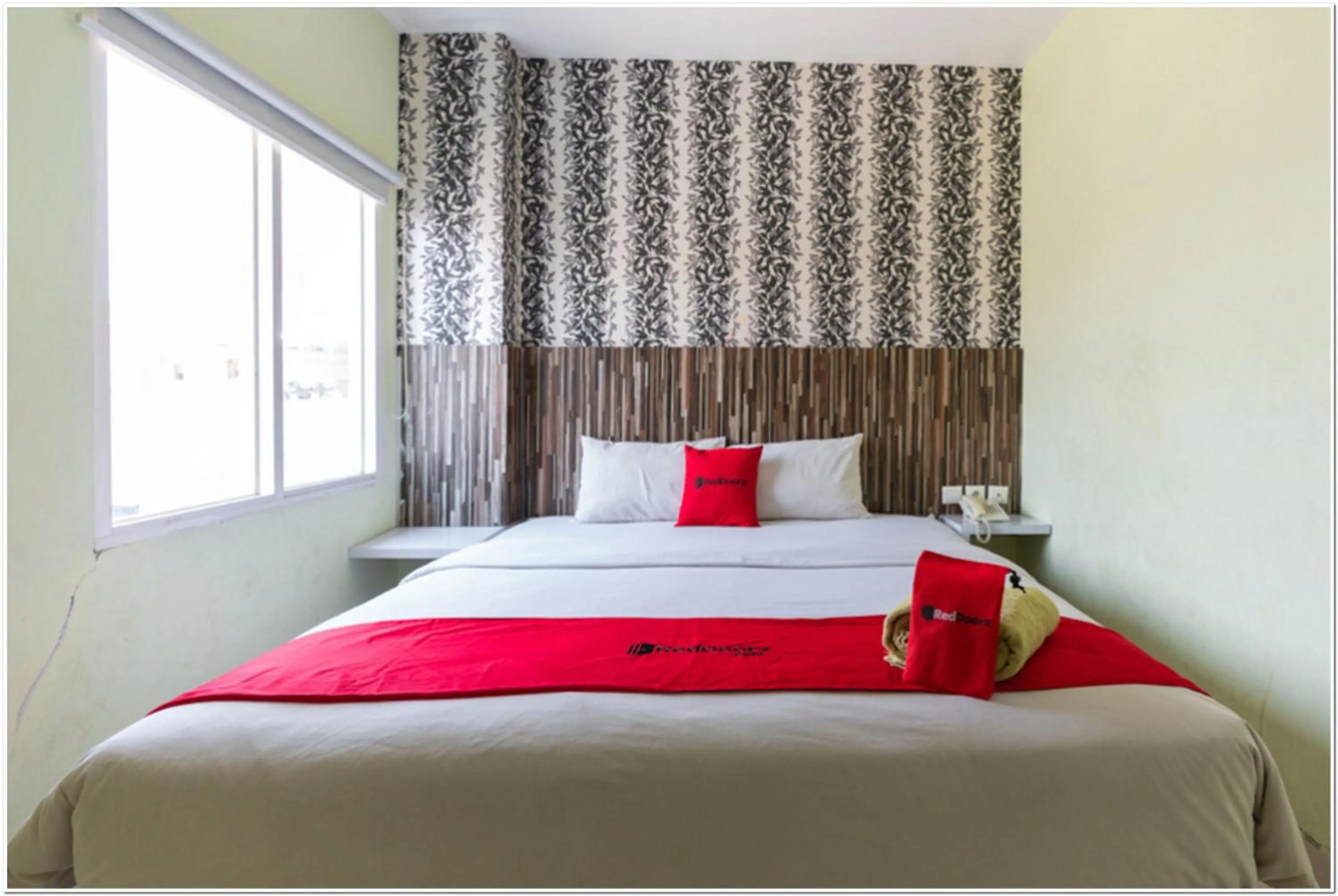 Bedroom, Bed in RedDoorz Plus at Hertasning Area Makassar
