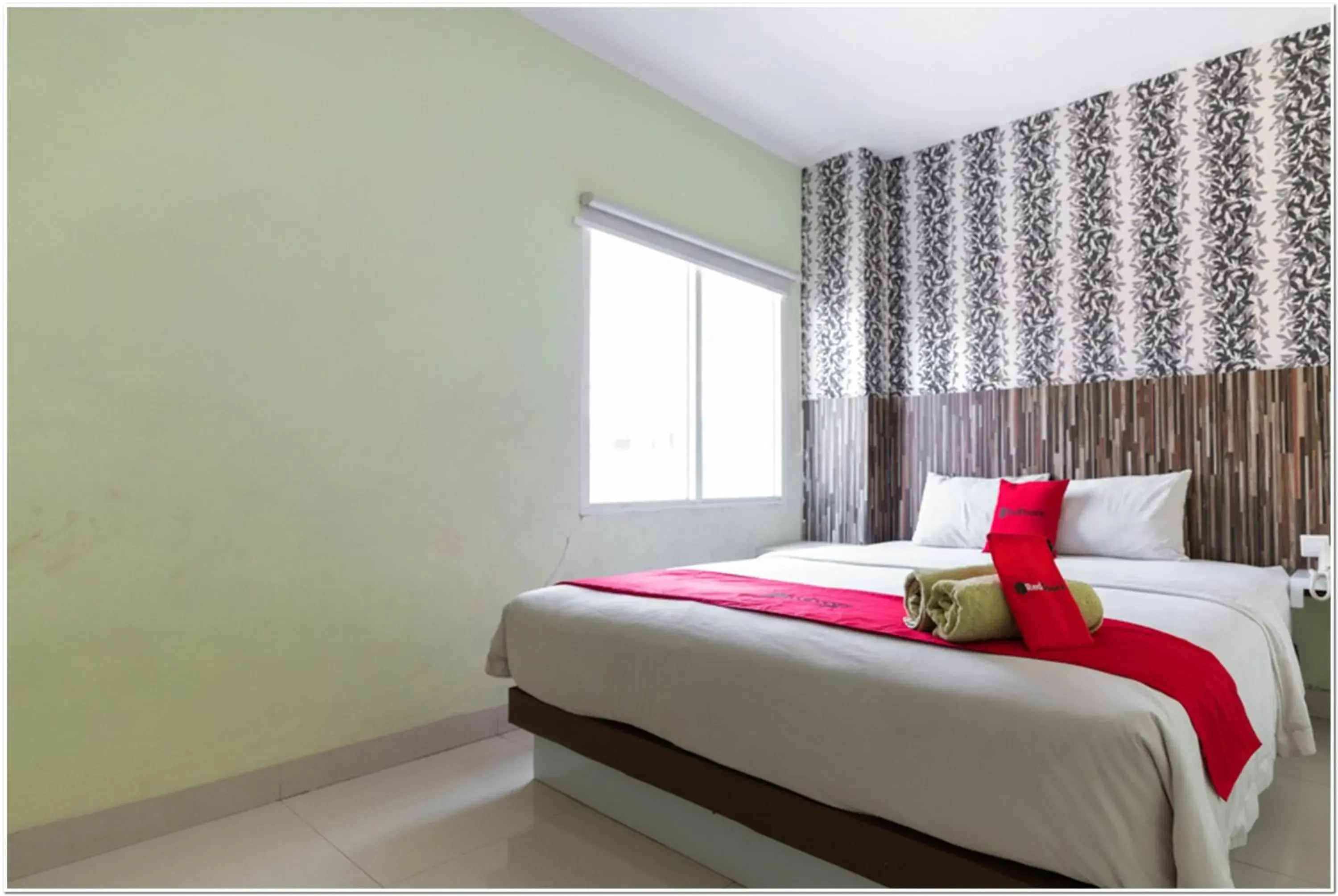 Bedroom, Bed in RedDoorz Plus at Hertasning Area Makassar Bedroom, Bed in RedDoorz Plus at Hertasning Area Makassar