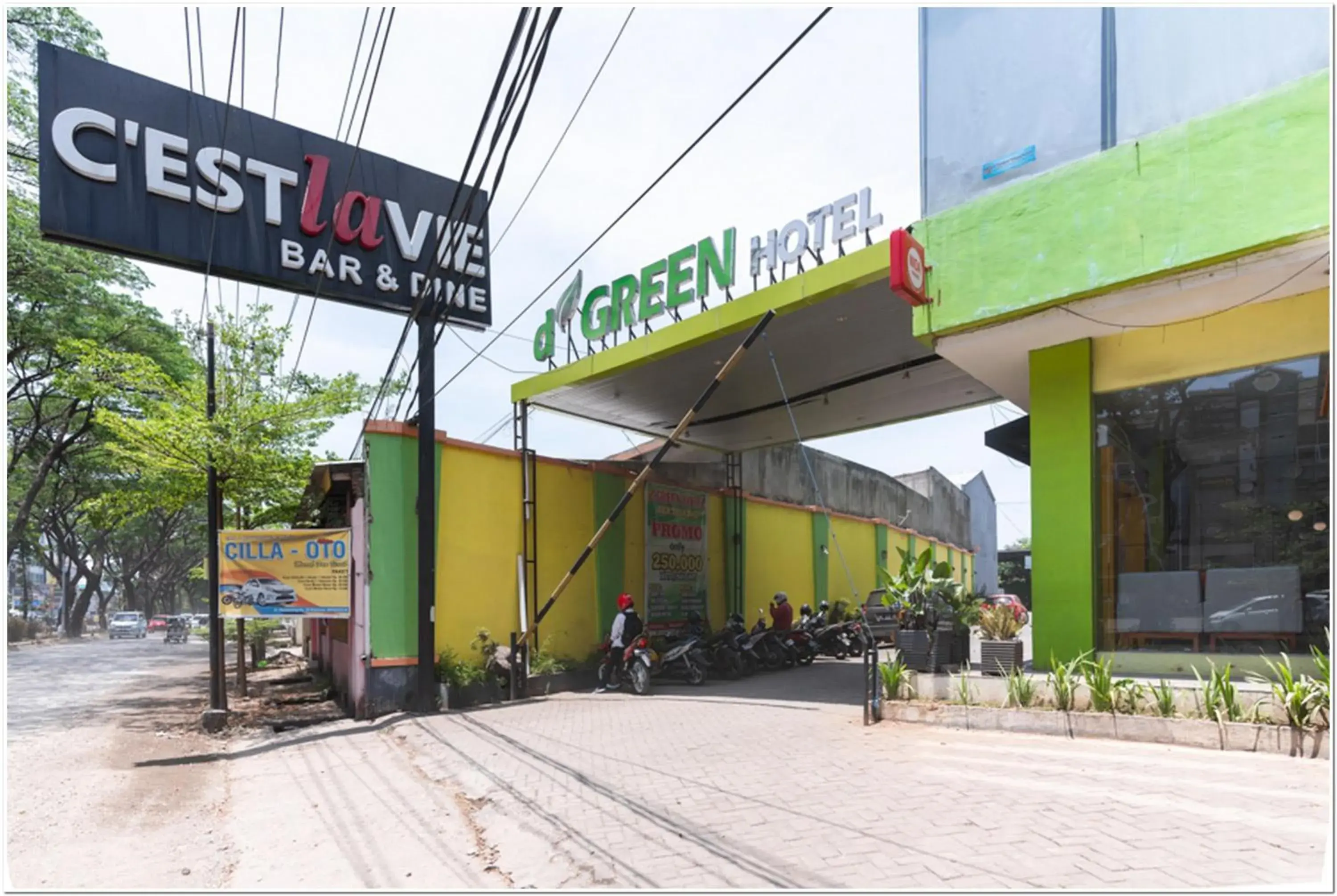 Facade/entrance in RedDoorz Plus at Hertasning Area Makassar Facade/entrance in RedDoorz Plus at Hertasning Area Makassar