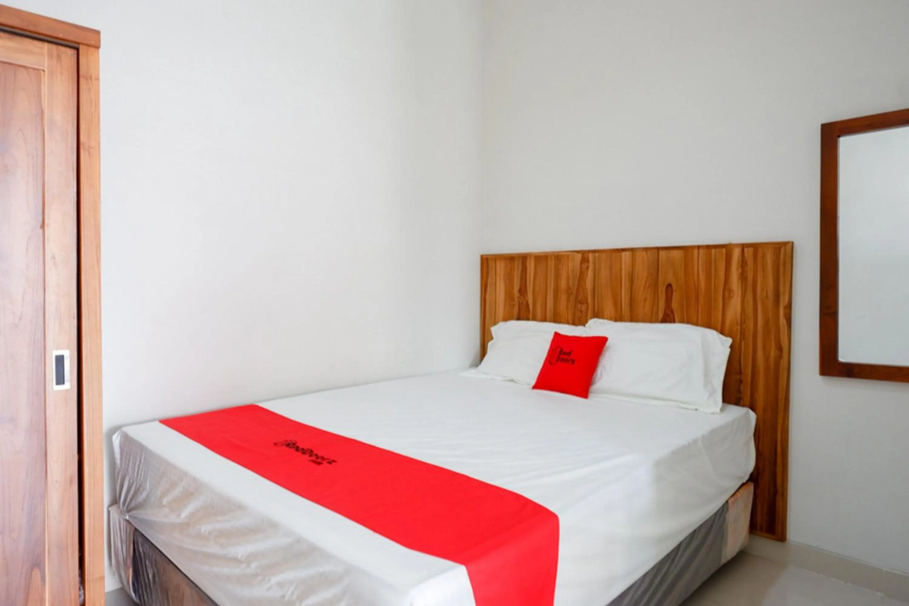Bed in RedDoorz Plus Syariah near Stasiun Tegal 2