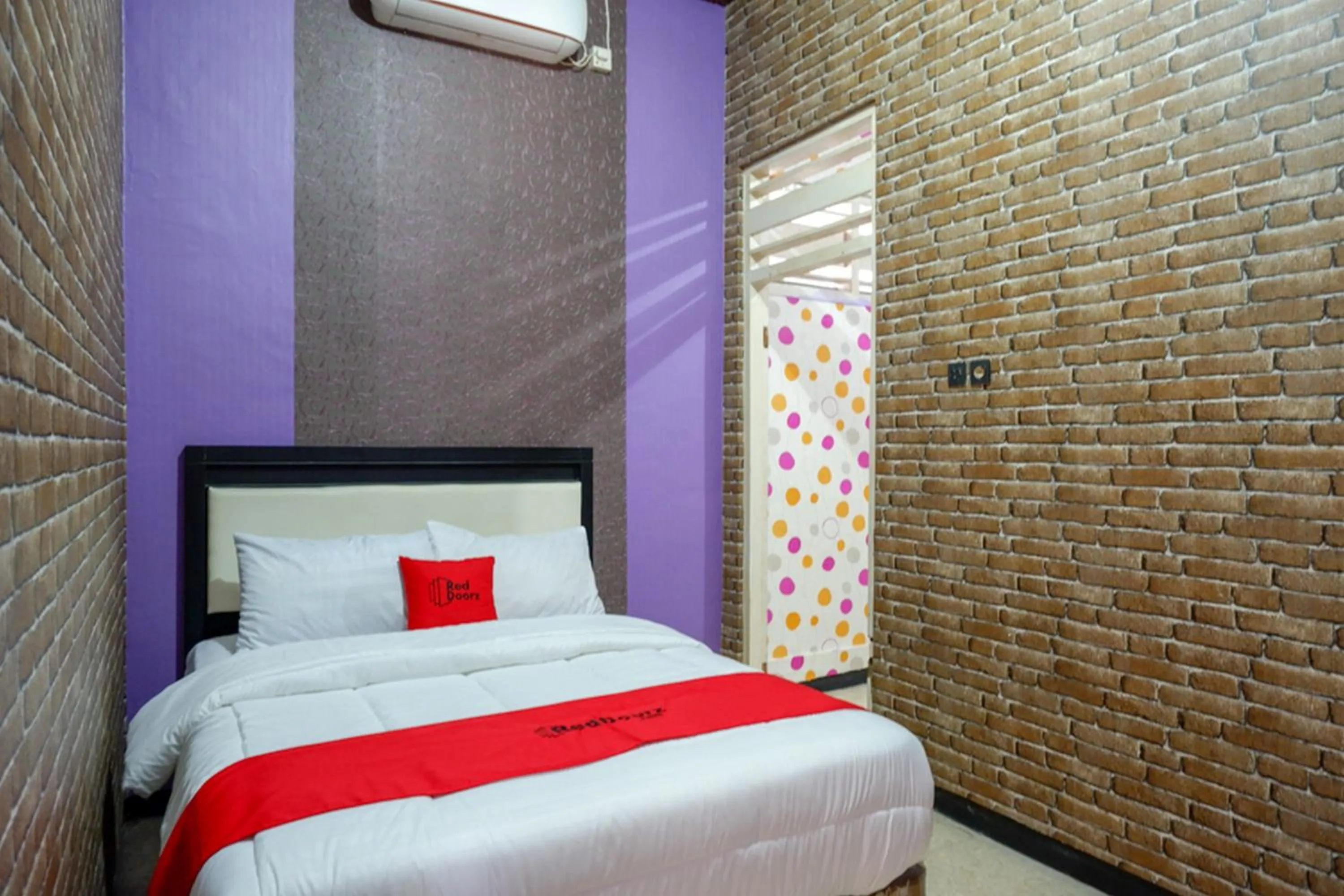 Bedroom, Bed in RedDoorz near Stasiun Kebumen
