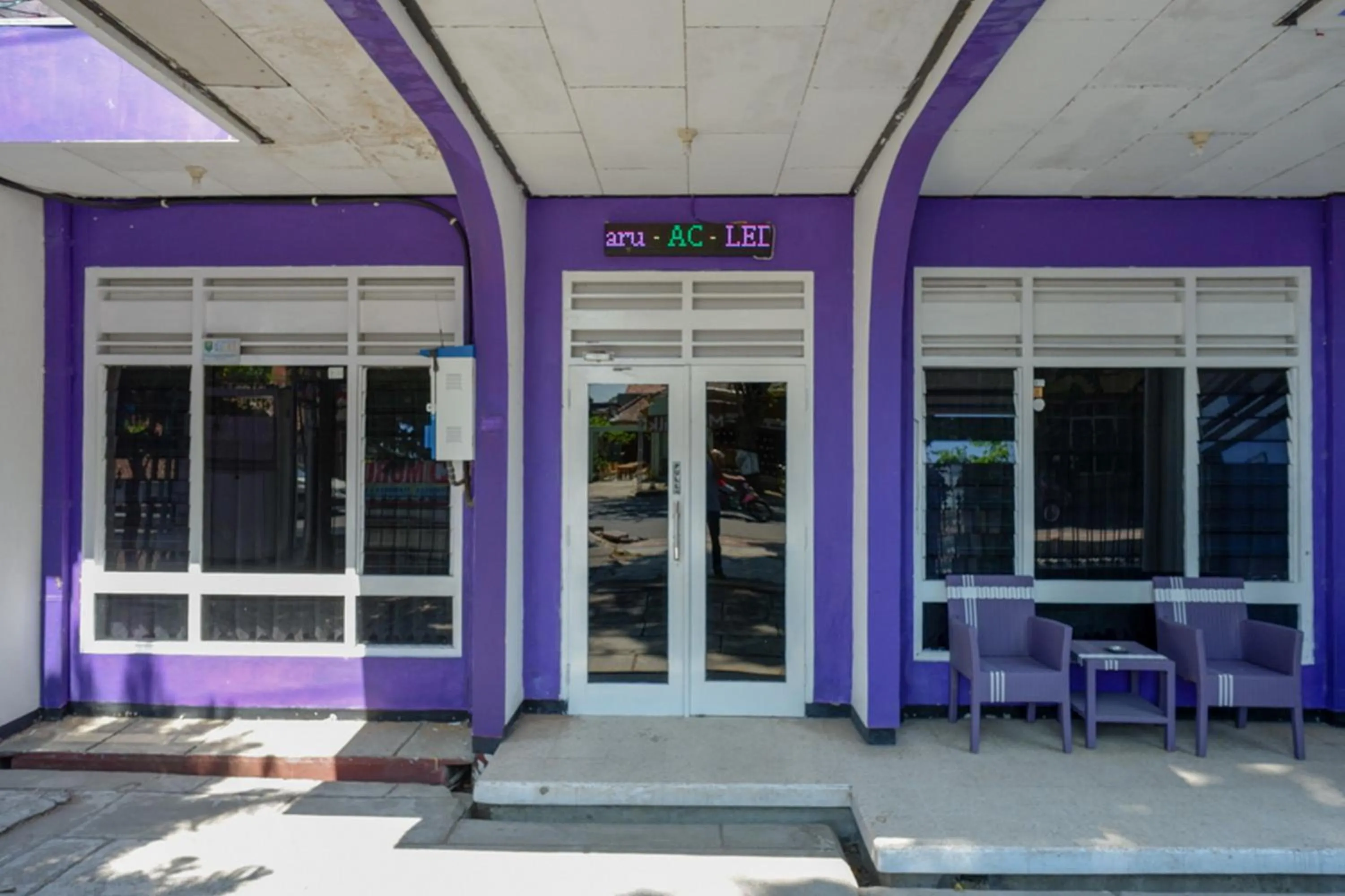 Facade/entrance in RedDoorz near Stasiun Kebumen