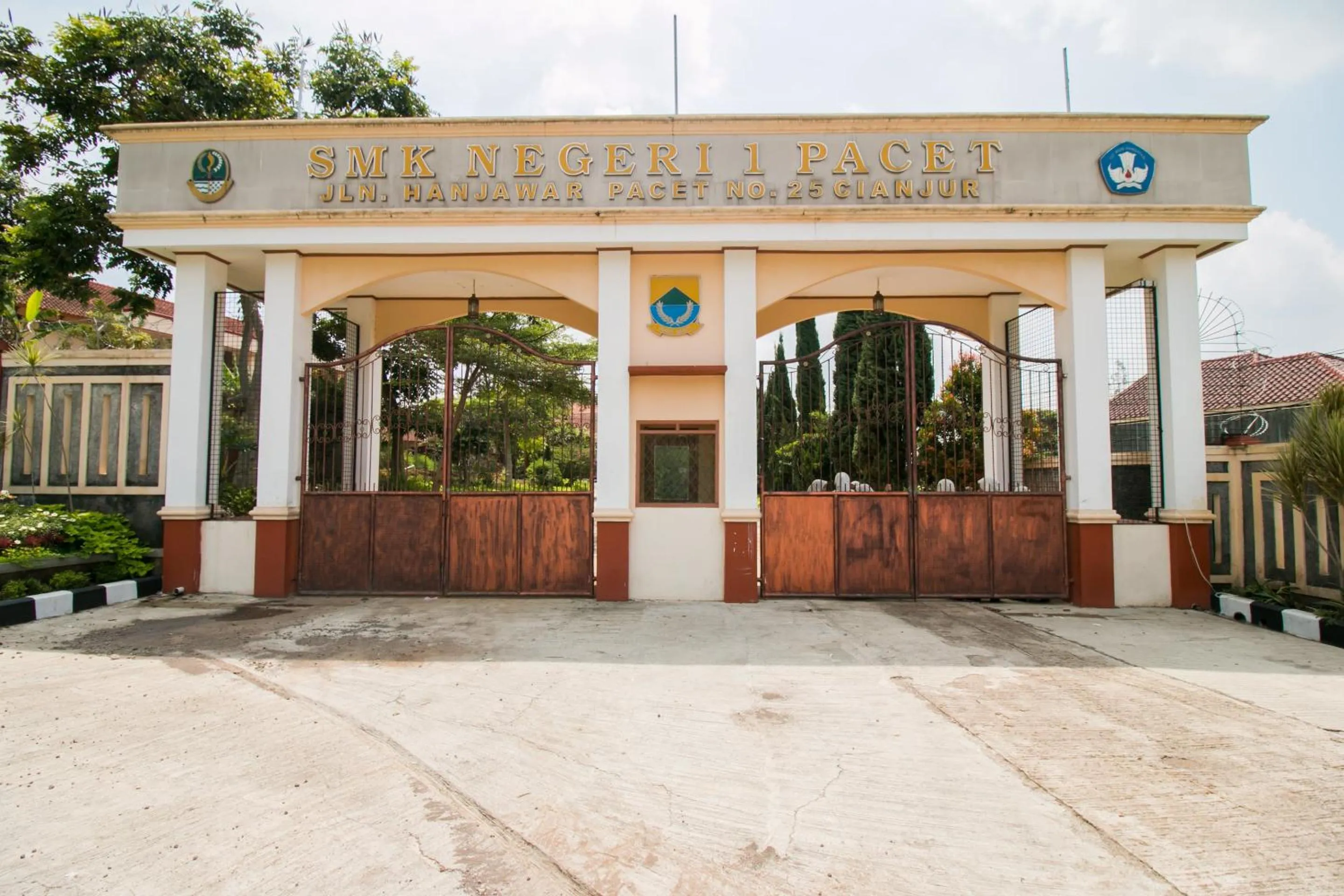 Facade/entrance in Hotel O Edotel Smkn 1 Pacet Syariah