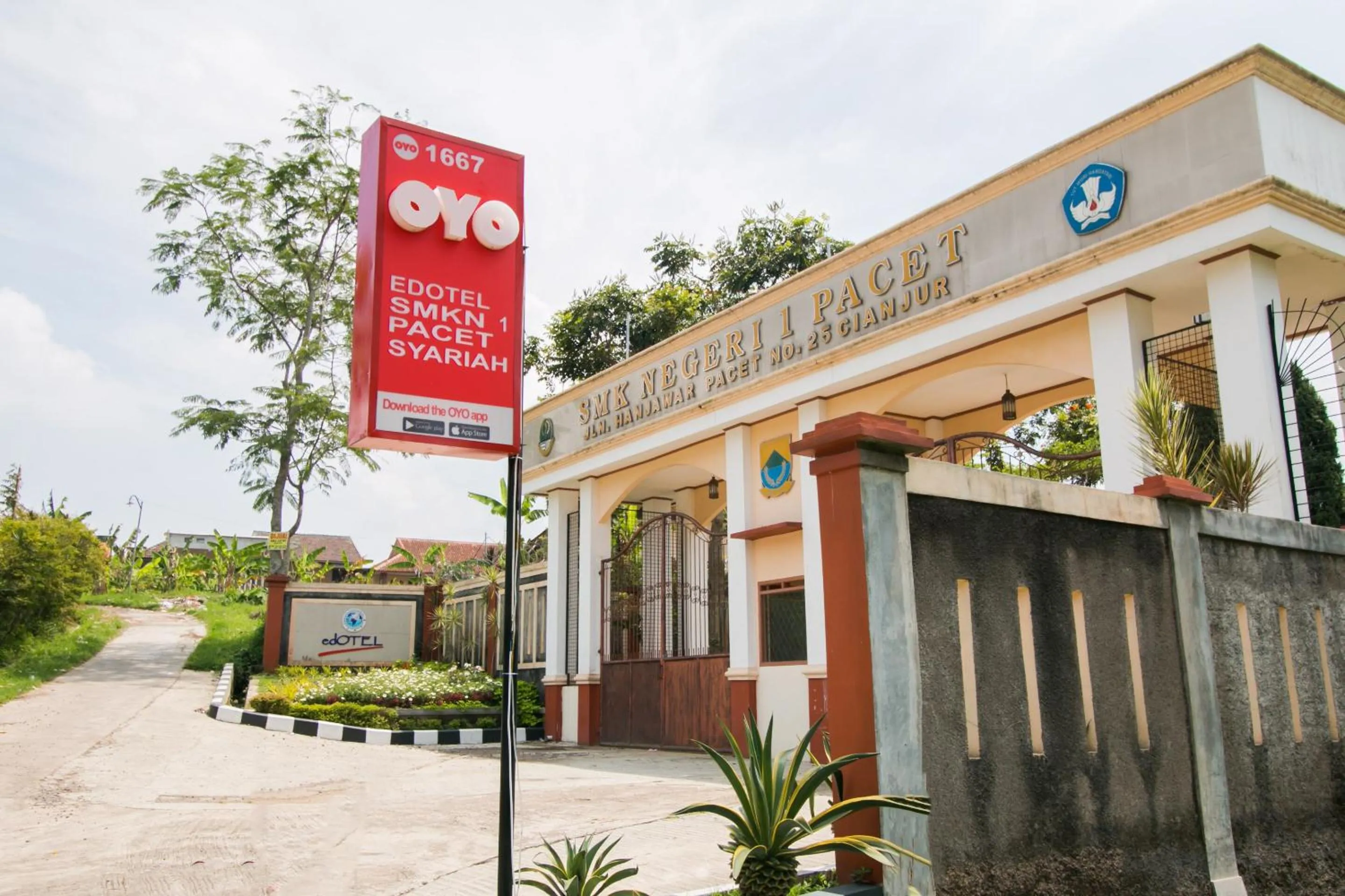 Facade/entrance in Hotel O Edotel Smkn 1 Pacet Syariah
