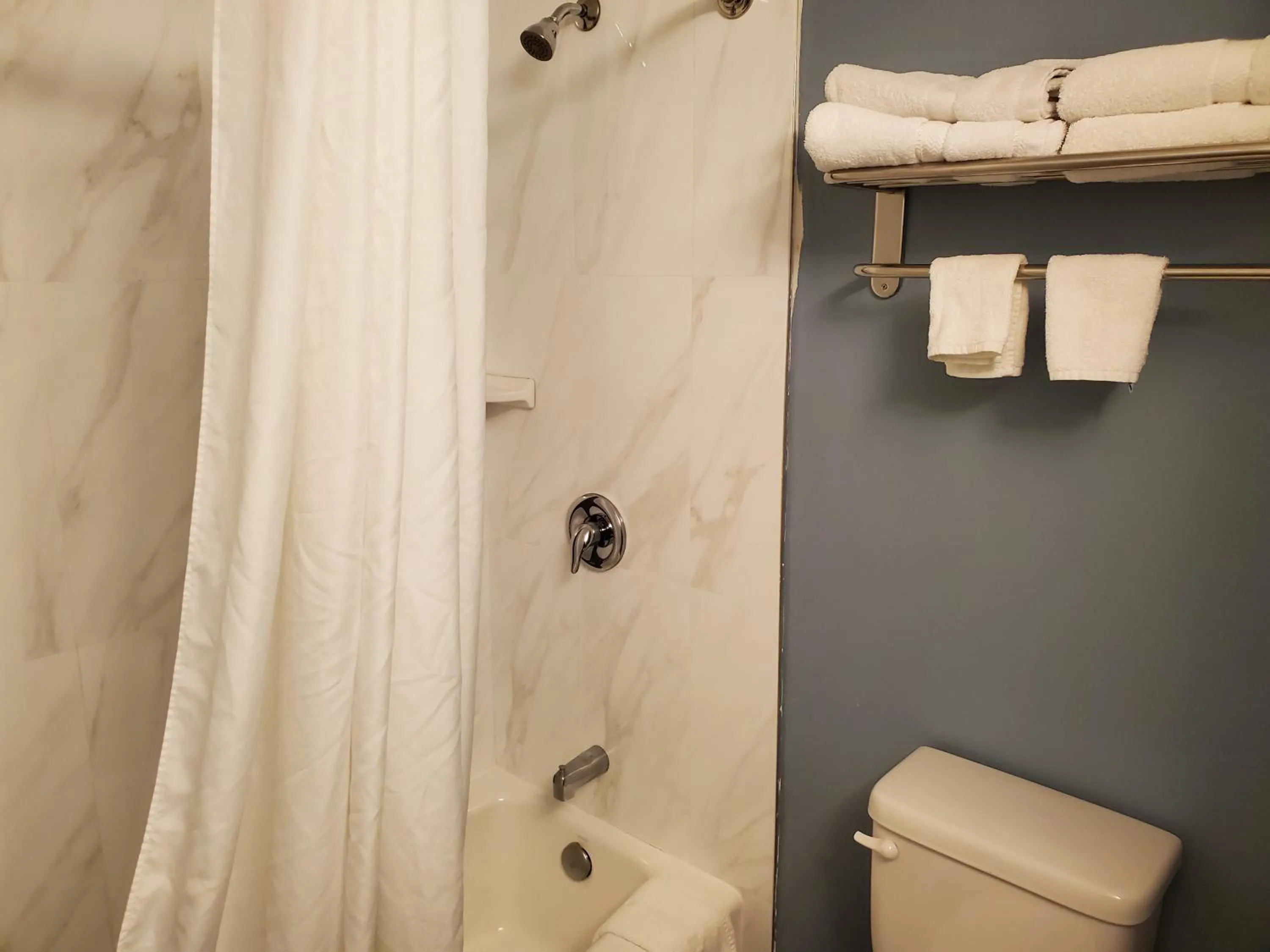 Shower in Ocean Surf Inn & Suites