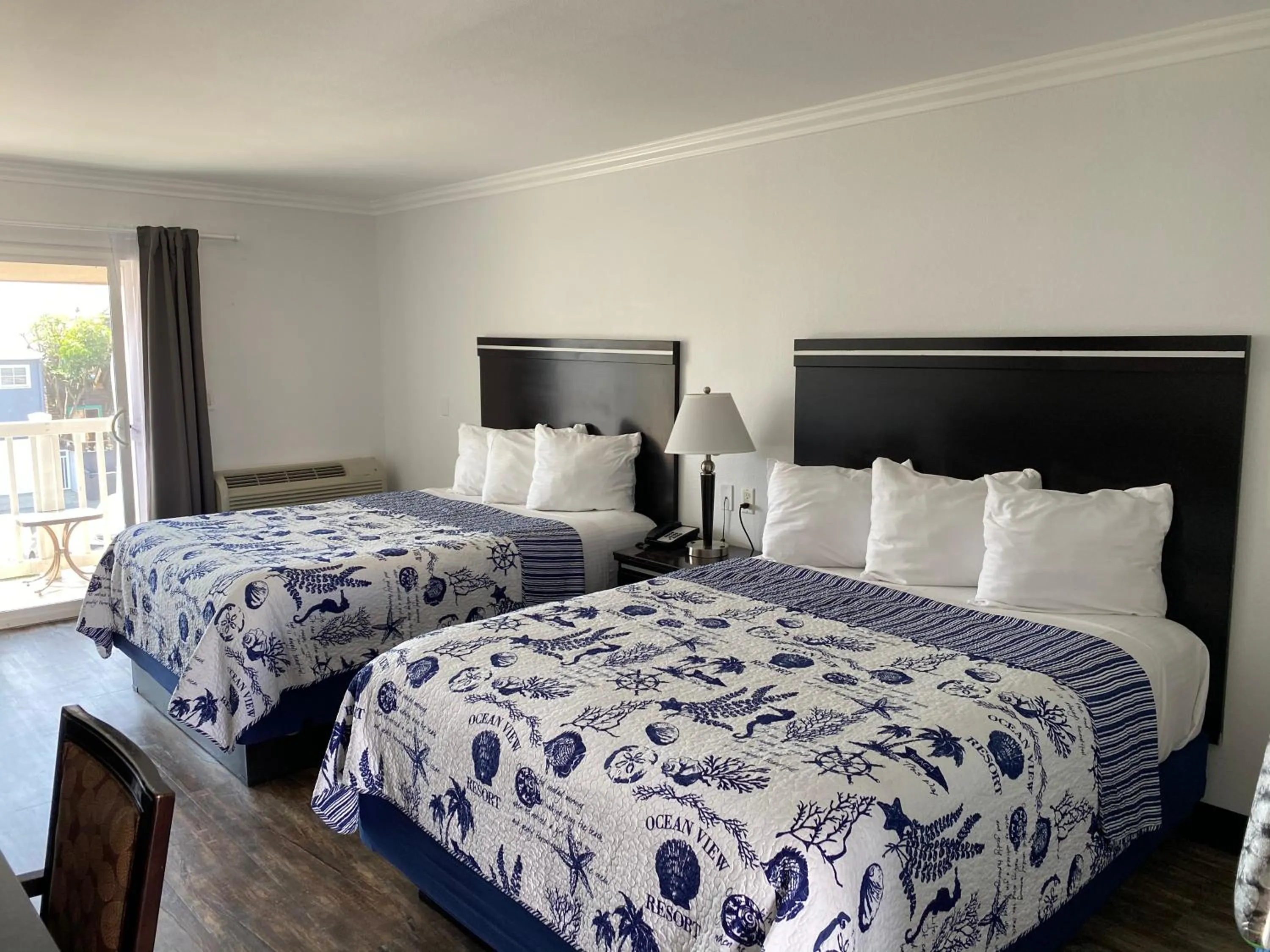 Bed in Ocean Surf Inn & Suites