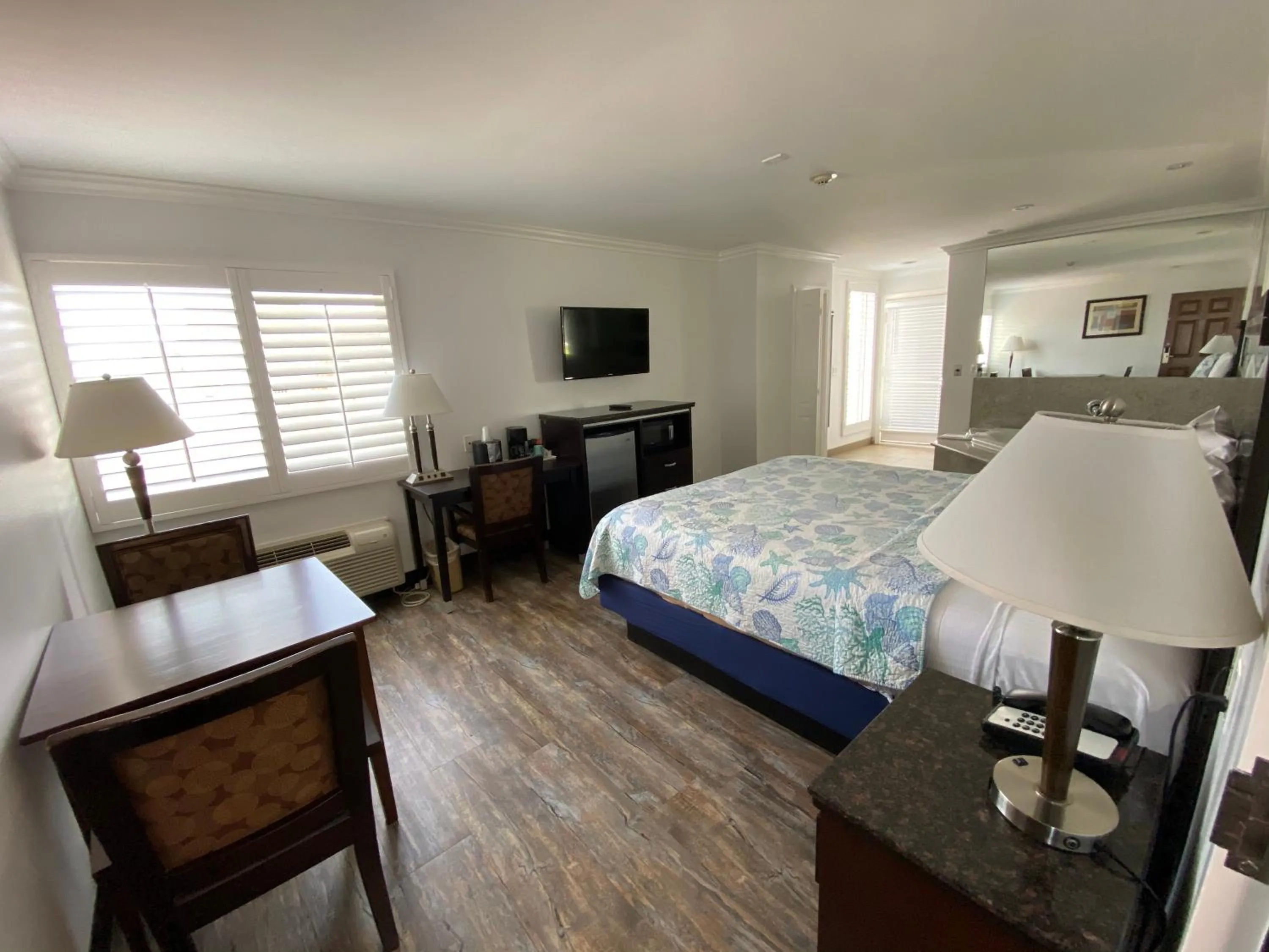 Photo of the whole room, Bed in Ocean Surf Inn & Suites