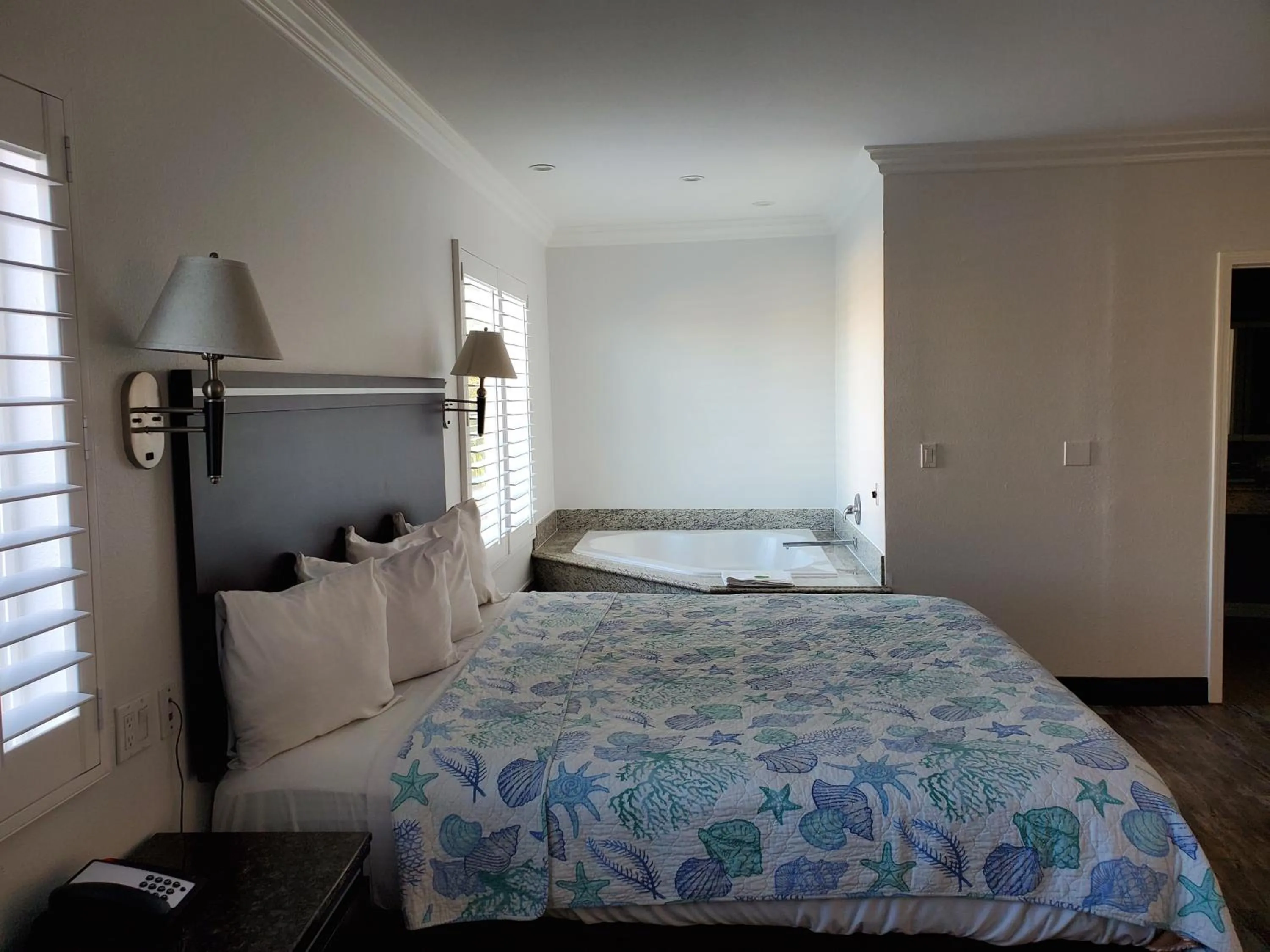 Photo of the whole room, Bed in Ocean Surf Inn & Suites