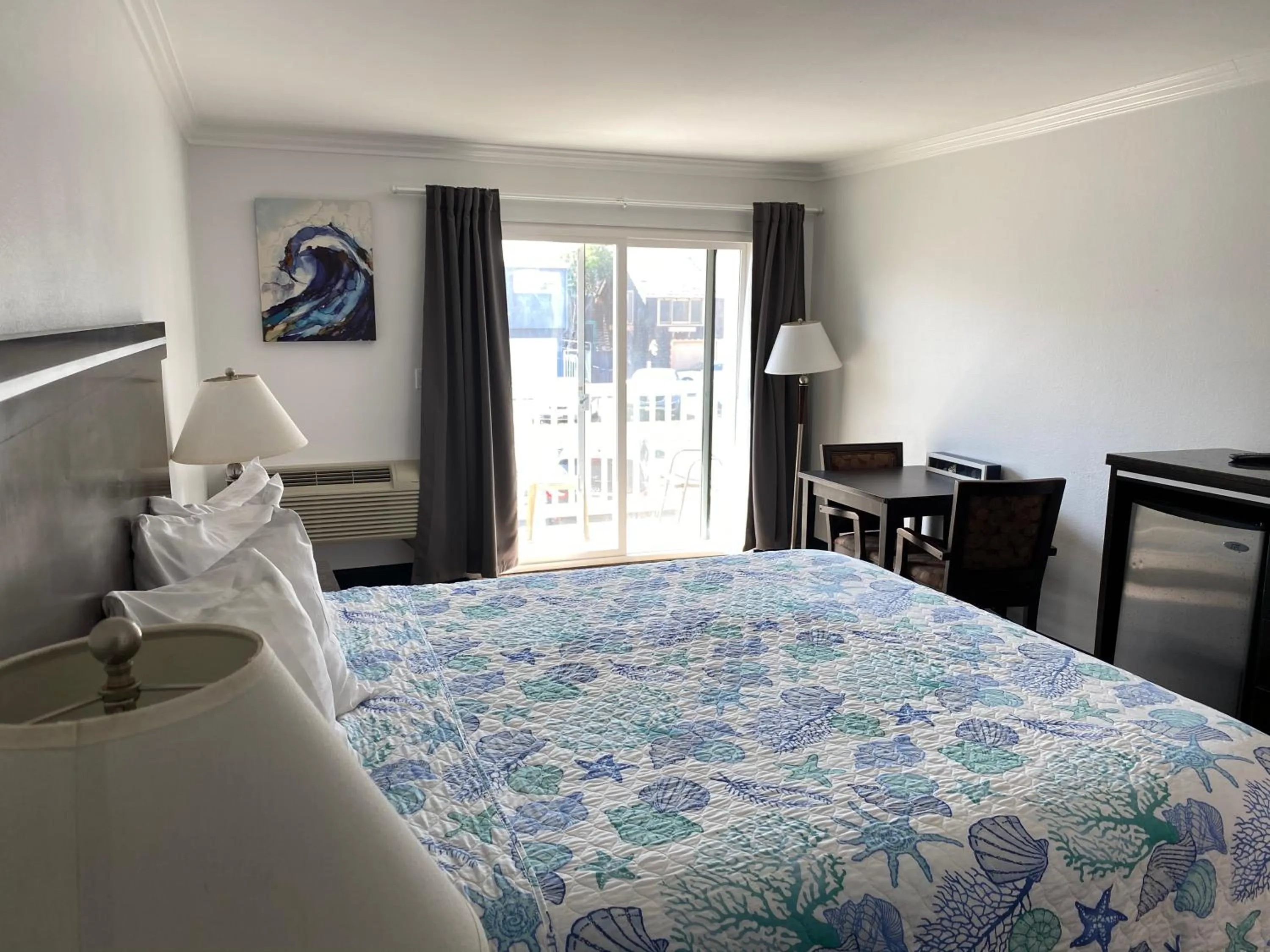 Bed in Ocean Surf Inn & Suites