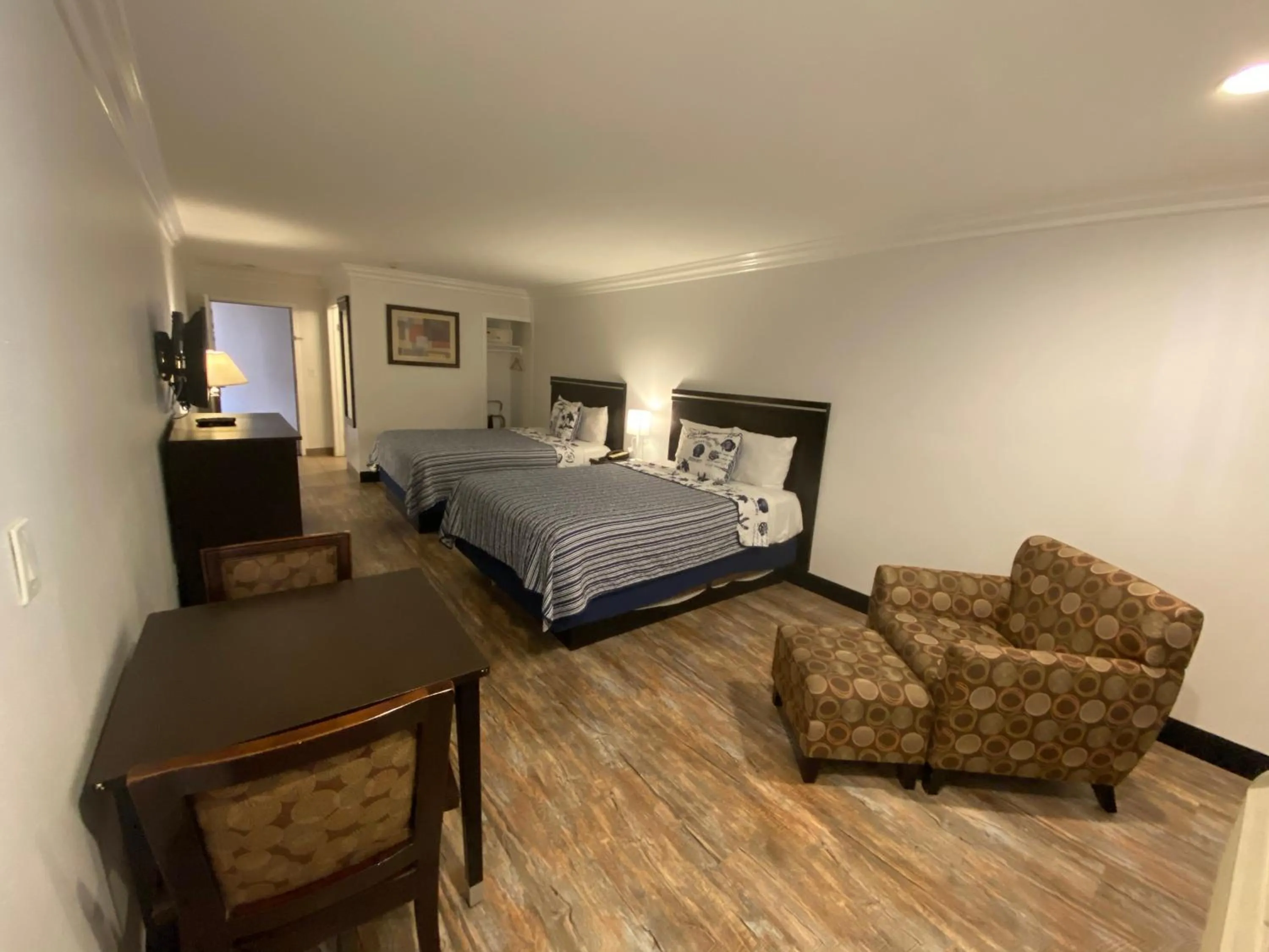 Photo of the whole room, Bed in Ocean Surf Inn & Suites
