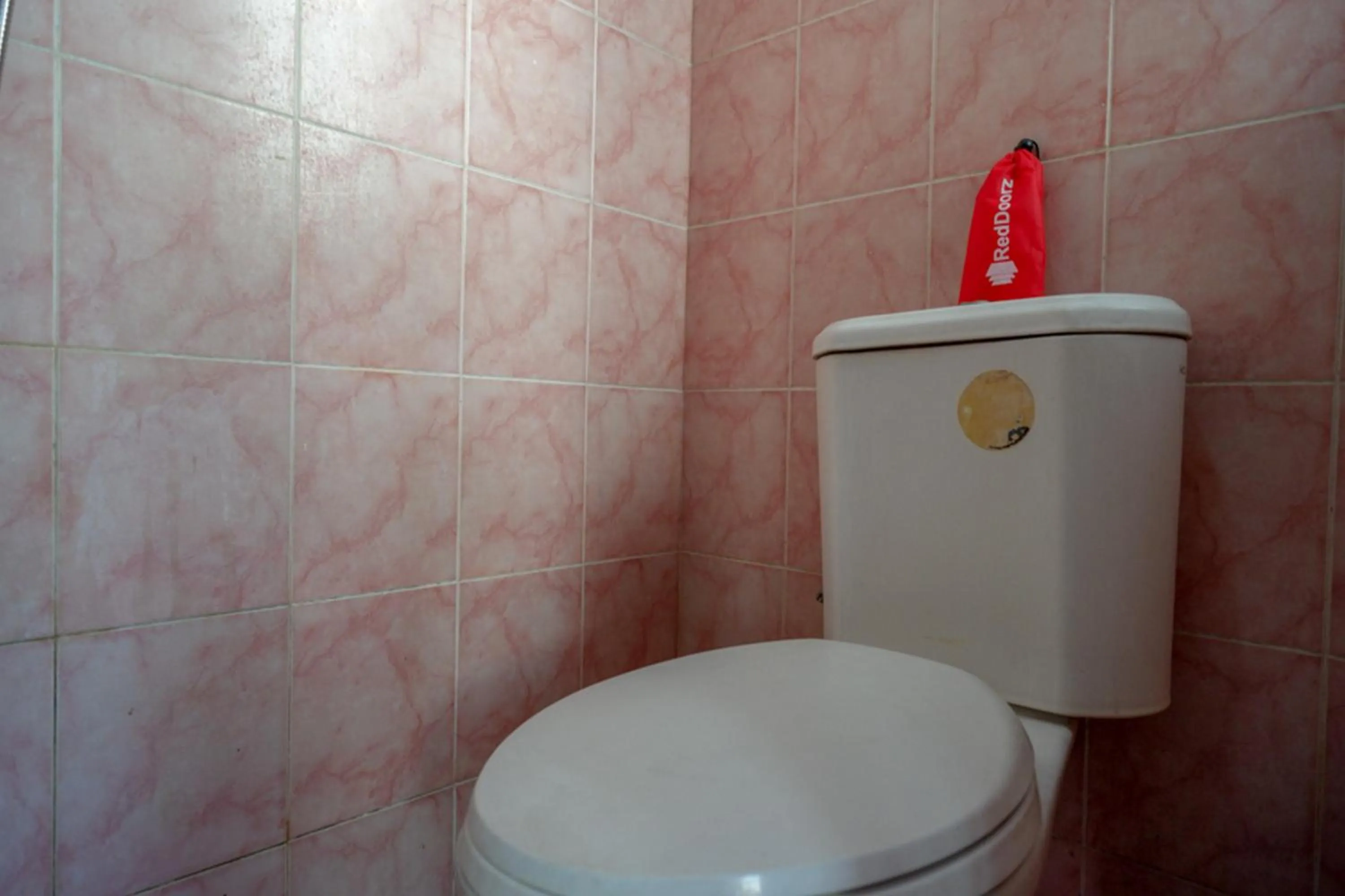 Bathroom in RedDoorz near RSUD Kebumen