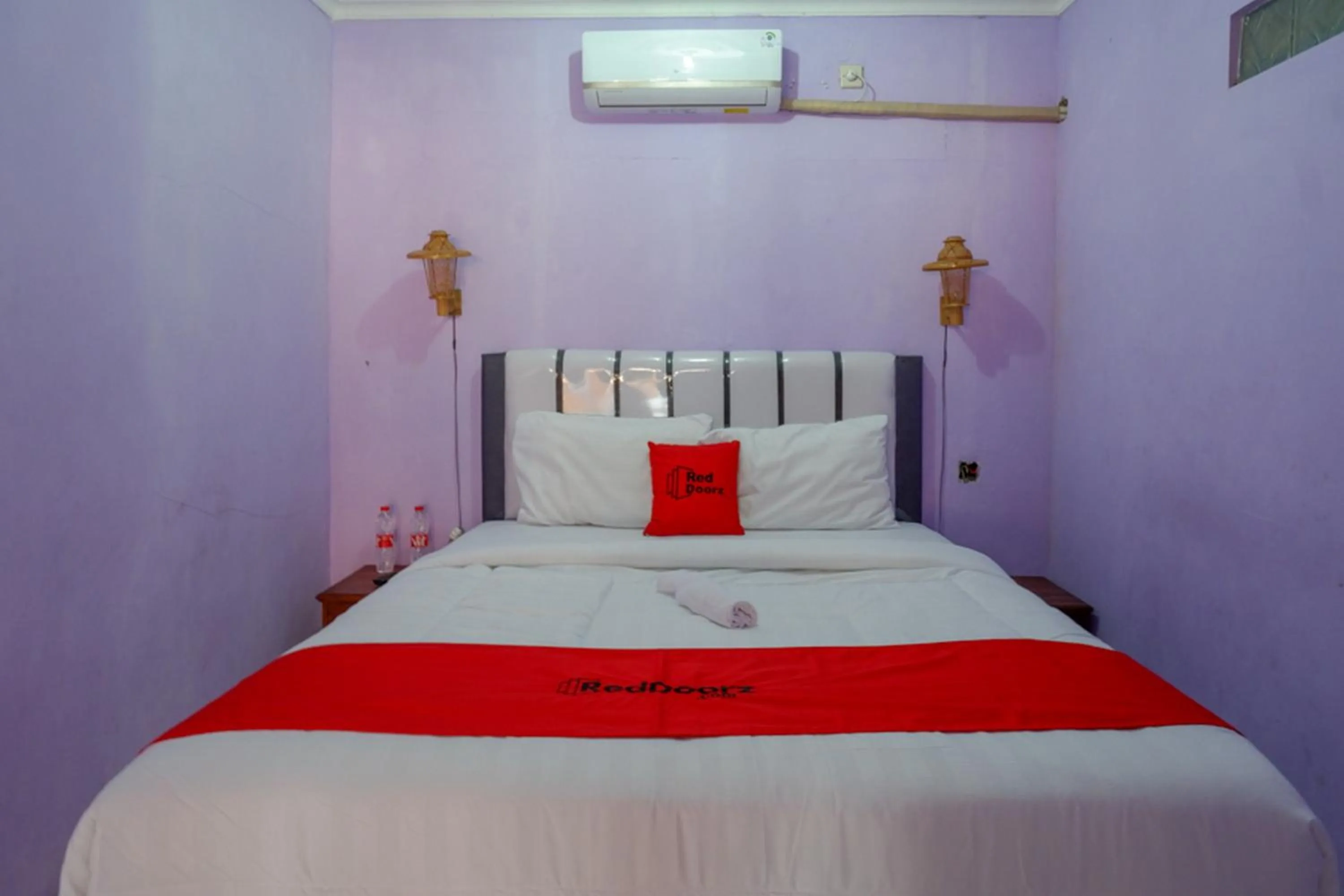 Bedroom, Bed in RedDoorz near Goa Jatijajar 2