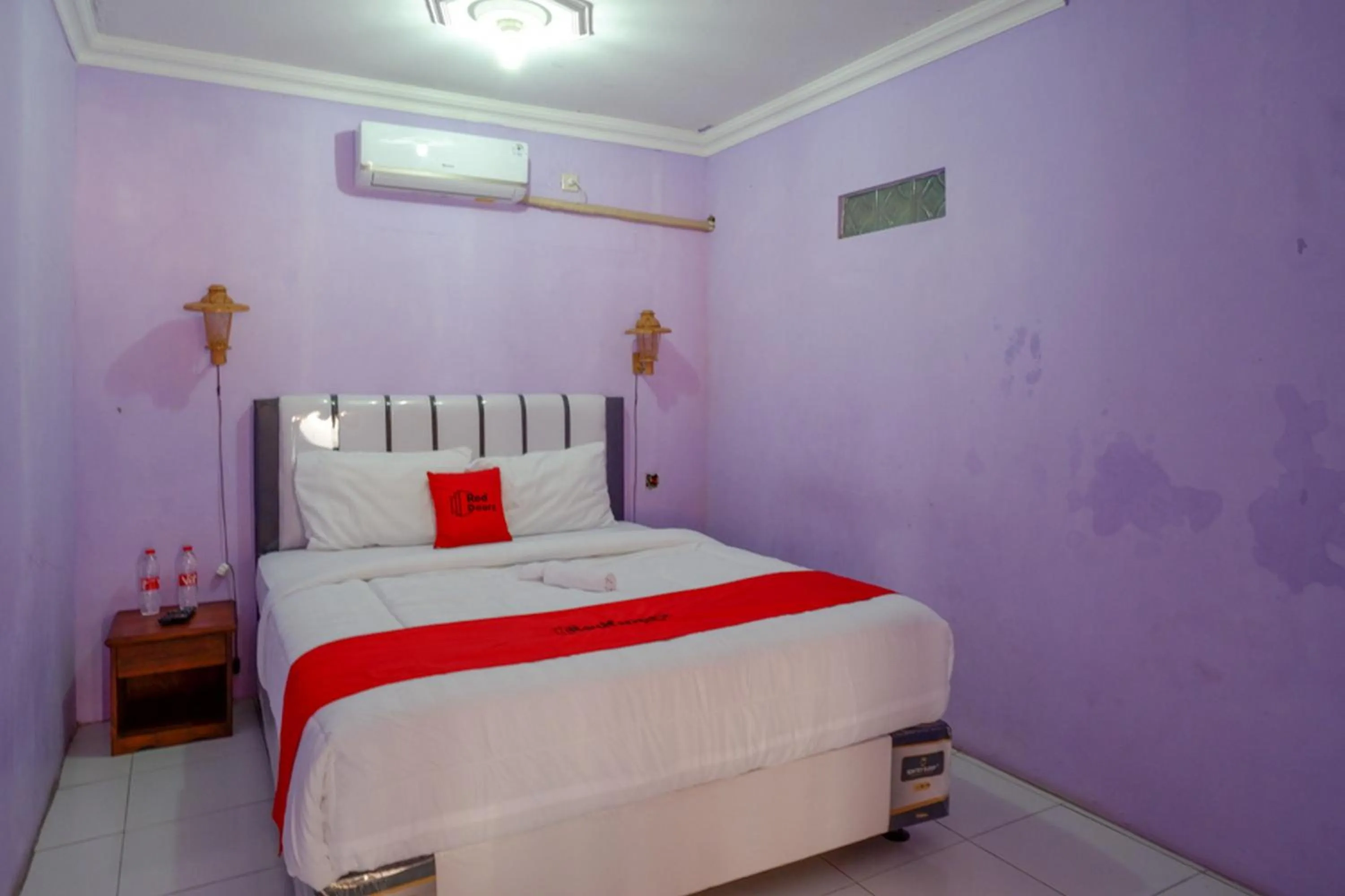 Bedroom, Bed in RedDoorz near Goa Jatijajar 2