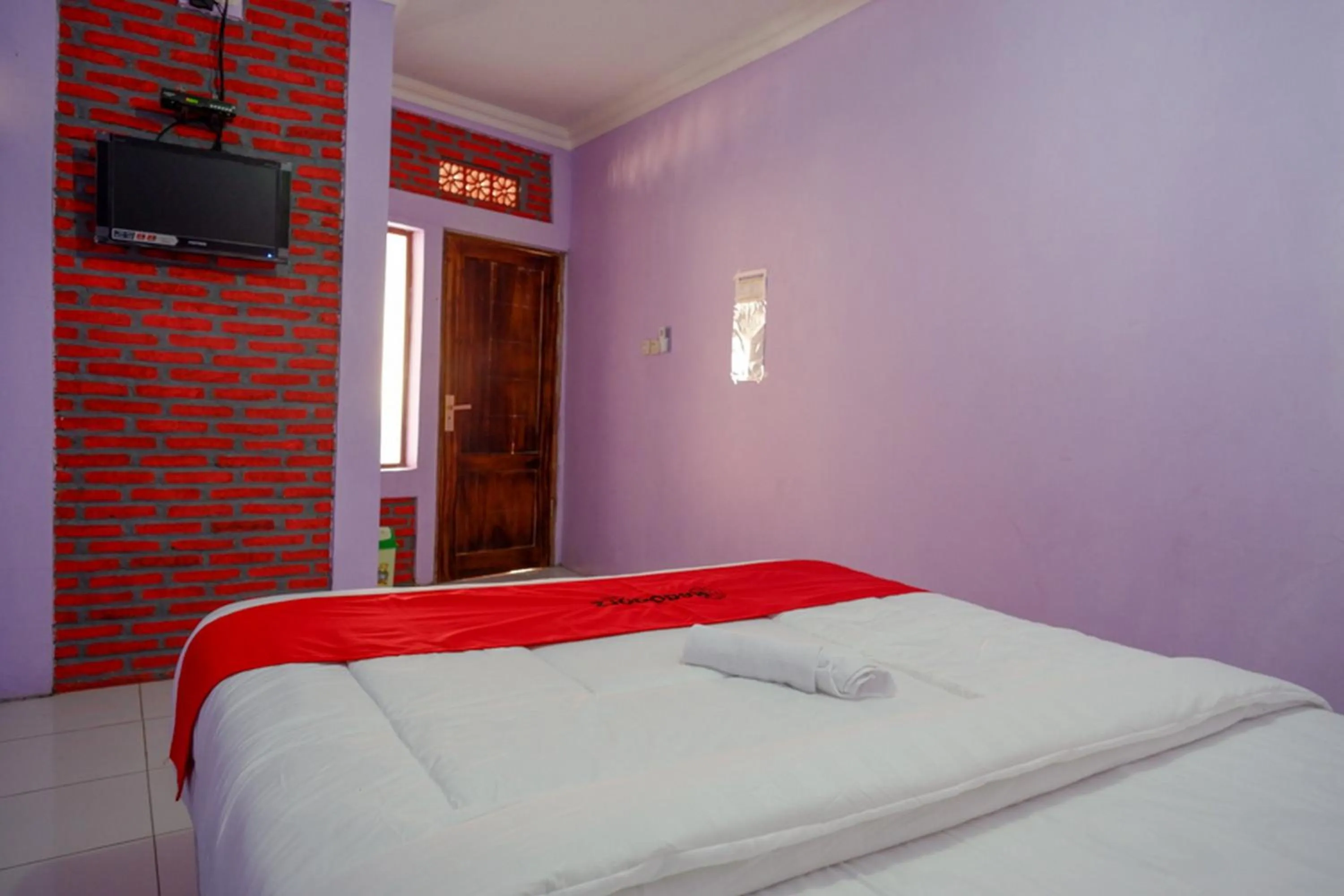 Bedroom, Bed in RedDoorz near Goa Jatijajar 2
