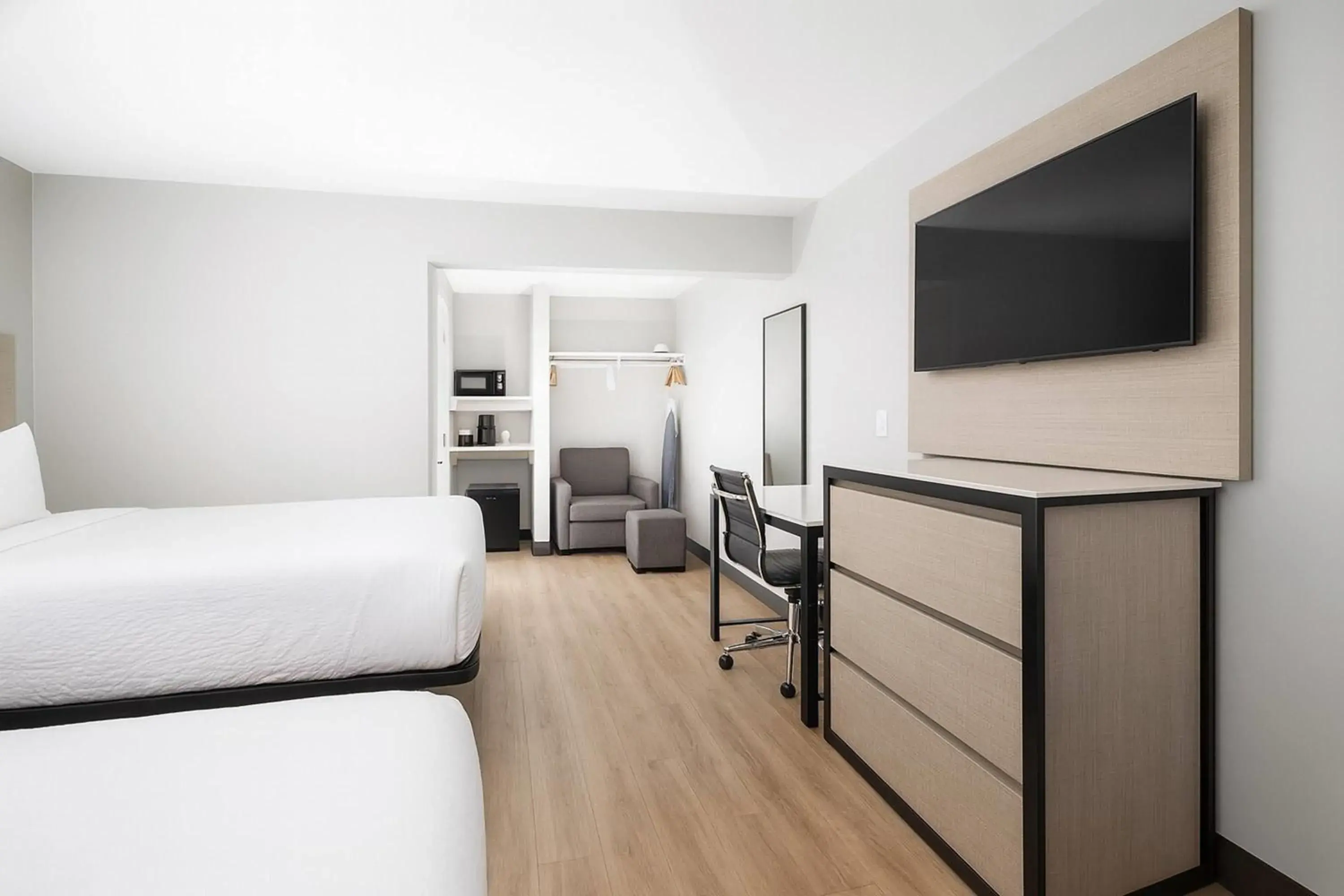 Photo of the whole room, Bed in Travelodge by Wyndham LAX Photo of the whole room, Bed in Travelodge by Wyndham LAX