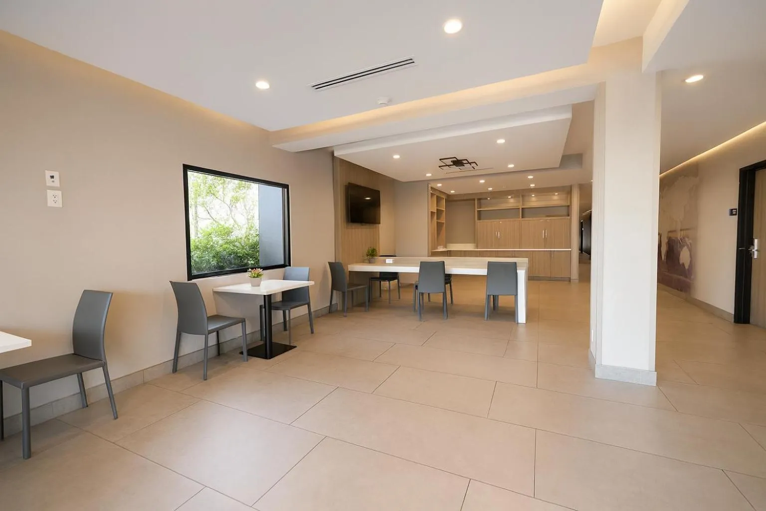 Dining area in Travelodge by Wyndham LAX