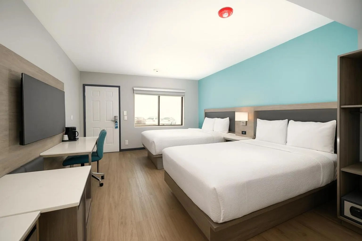 Photo of the whole room, Bed in Travelodge by Wyndham LAX