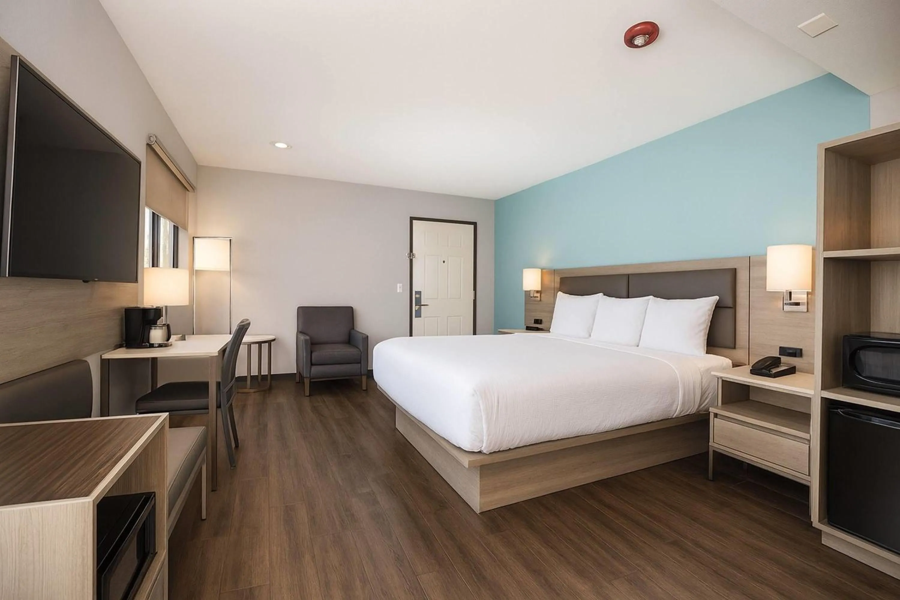 Photo of the whole room, Bed in Travelodge by Wyndham LAX