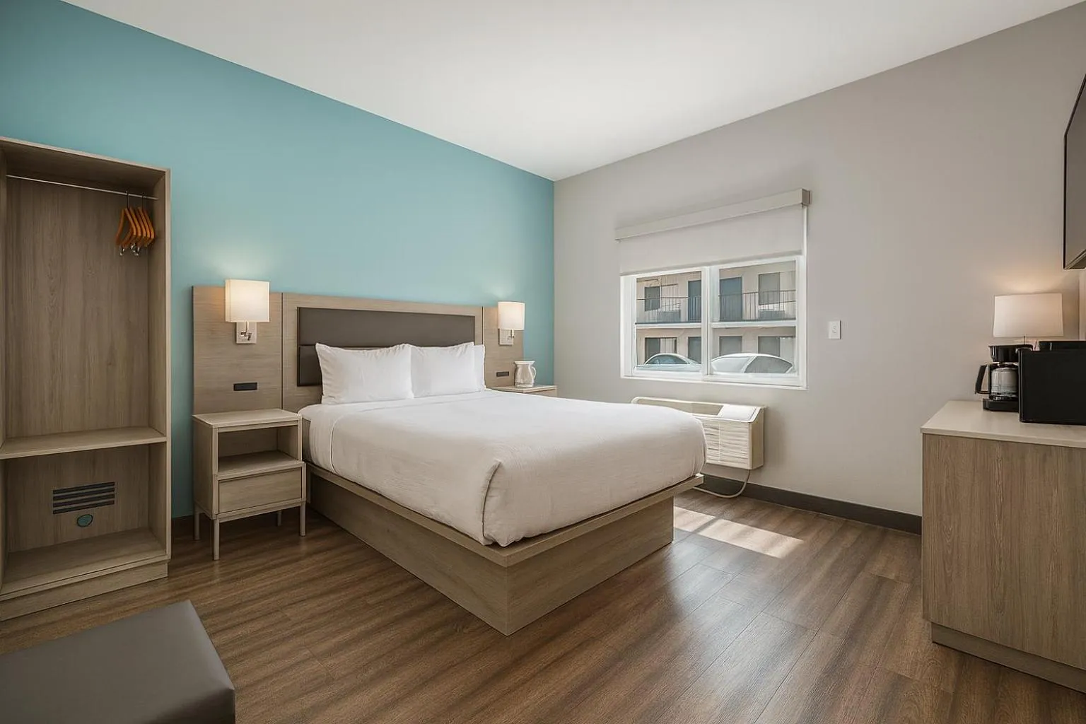 Bedroom, Bed in Travelodge by Wyndham LAX