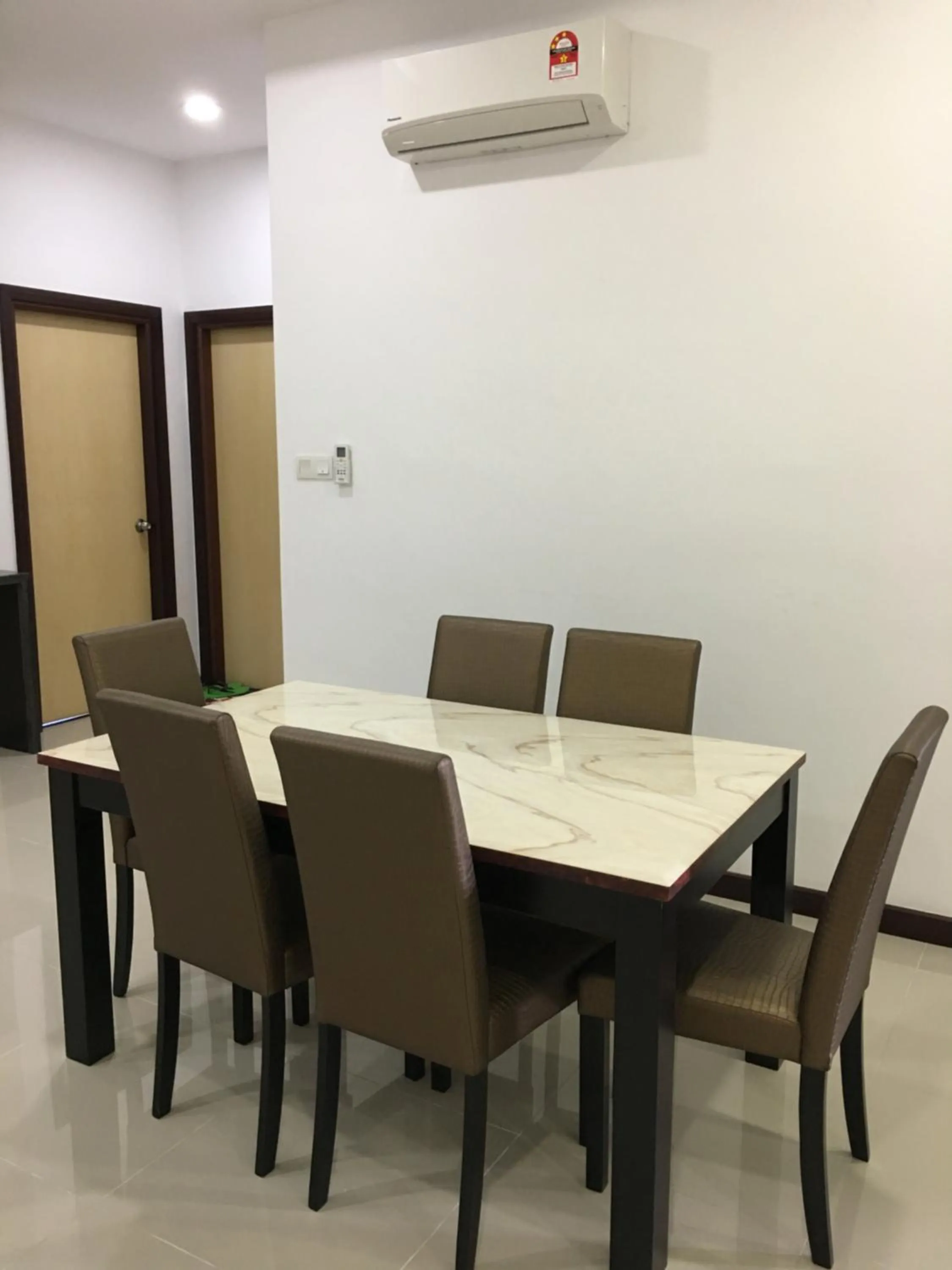 Dining area in Imperial Suites at Boulevard Mall