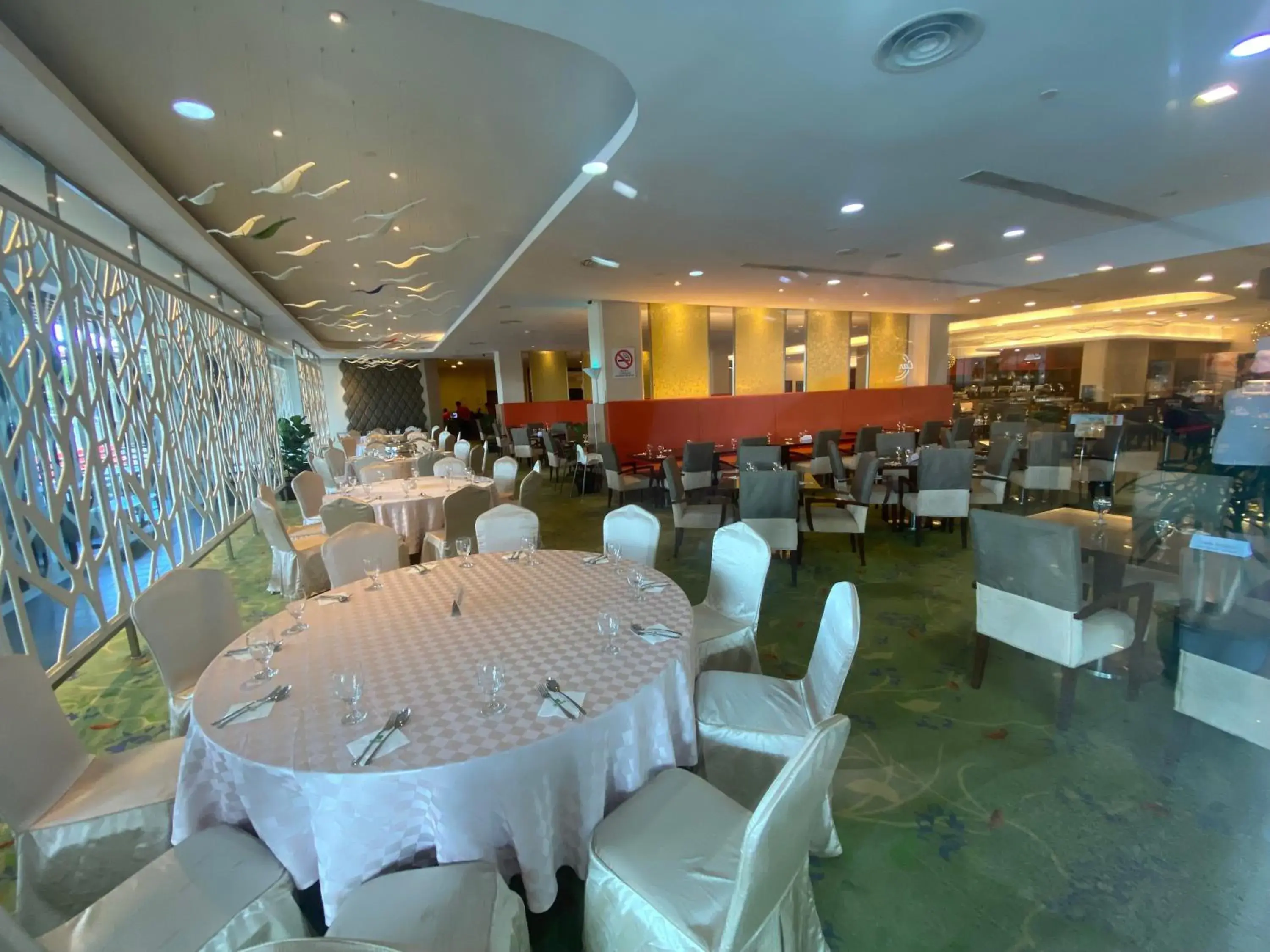 Restaurant/places to eat in Imperial Suites at Boulevard Mall Restaurant/places to eat in Imperial Suites at Boulevard Mall