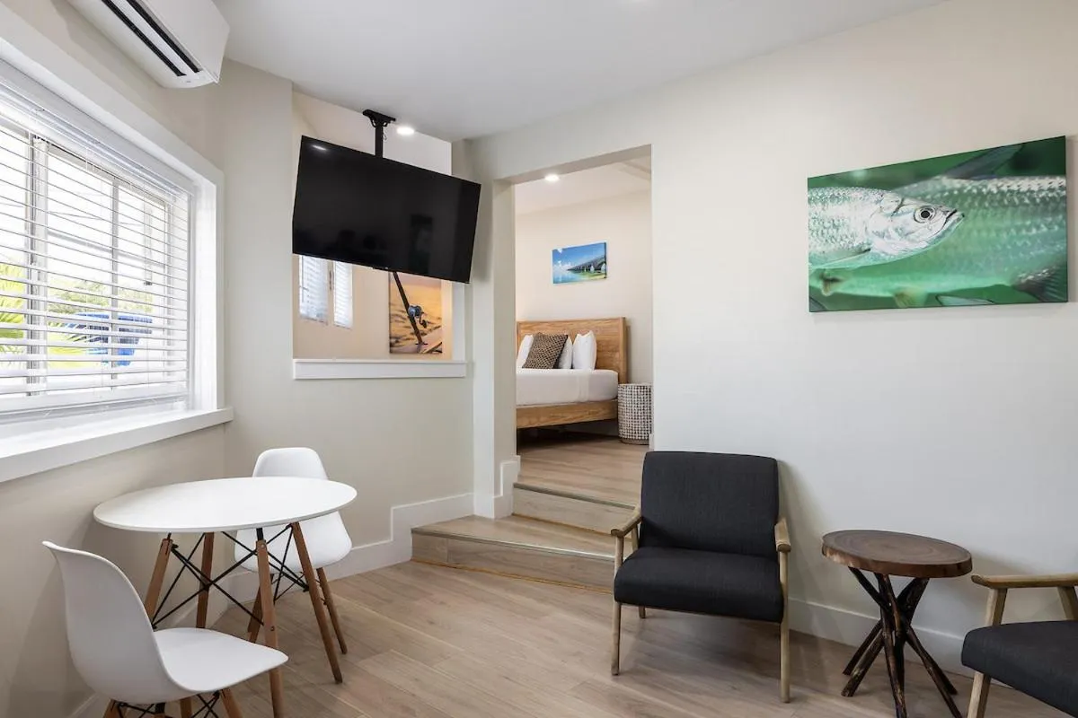 Bed in Conch Key Fishing Lodge & Marina