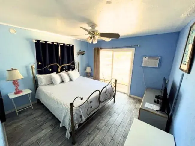 Bed in Conch Key Fishing Lodge & Marina Bed in Conch Key Fishing Lodge & Marina