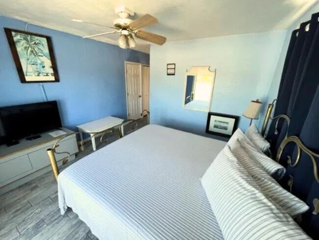 Bed in Conch Key Fishing Lodge & Marina