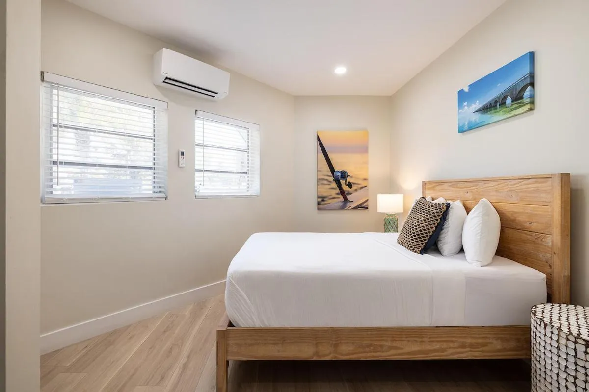 Bed in Conch Key Fishing Lodge & Marina