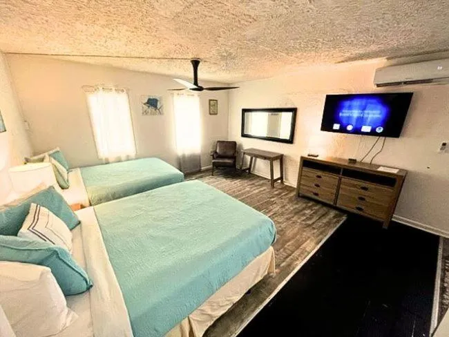 Bed in Conch Key Fishing Lodge & Marina